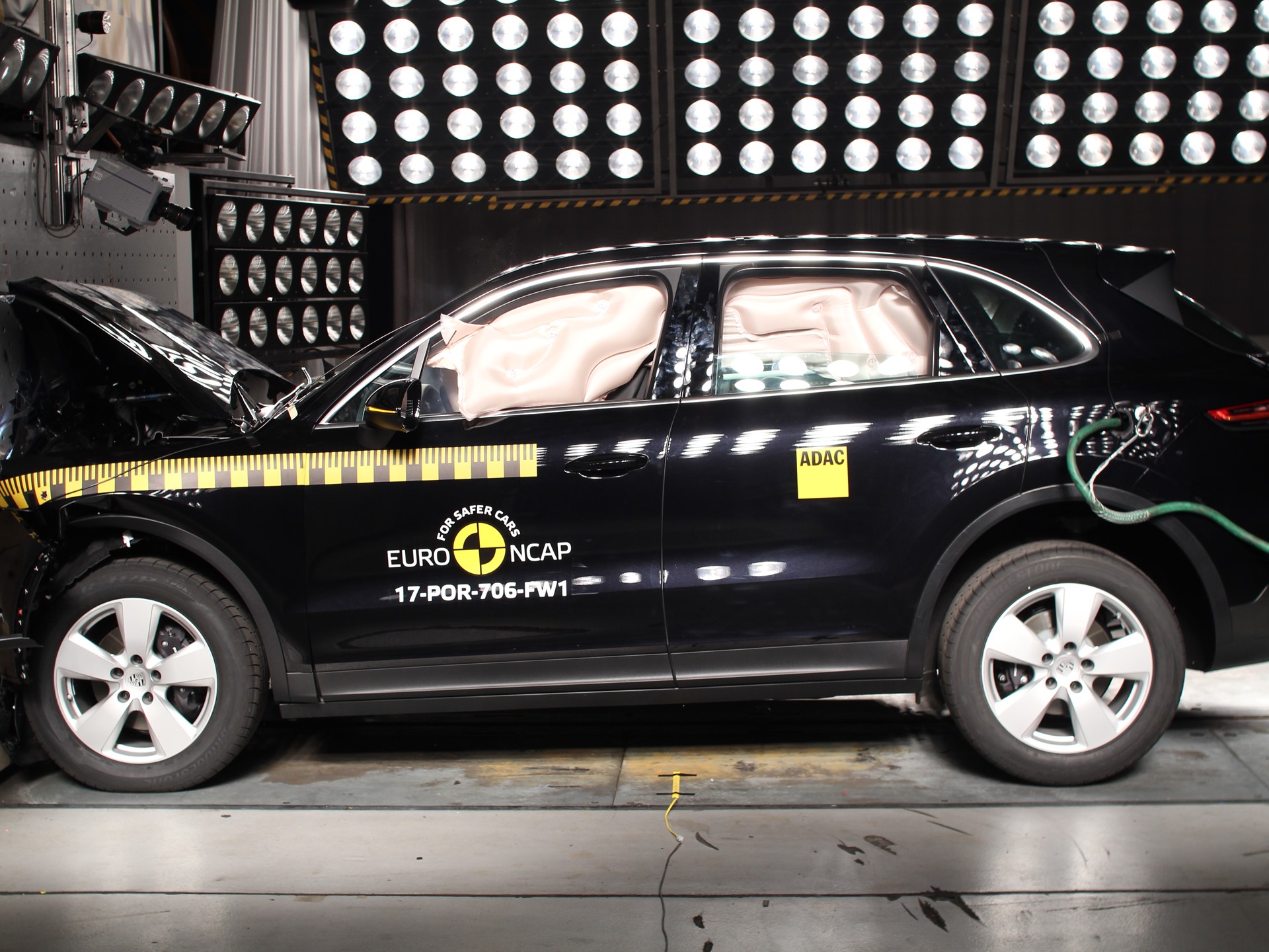 Porsche Cayenne - Frontal Full Width test 2017