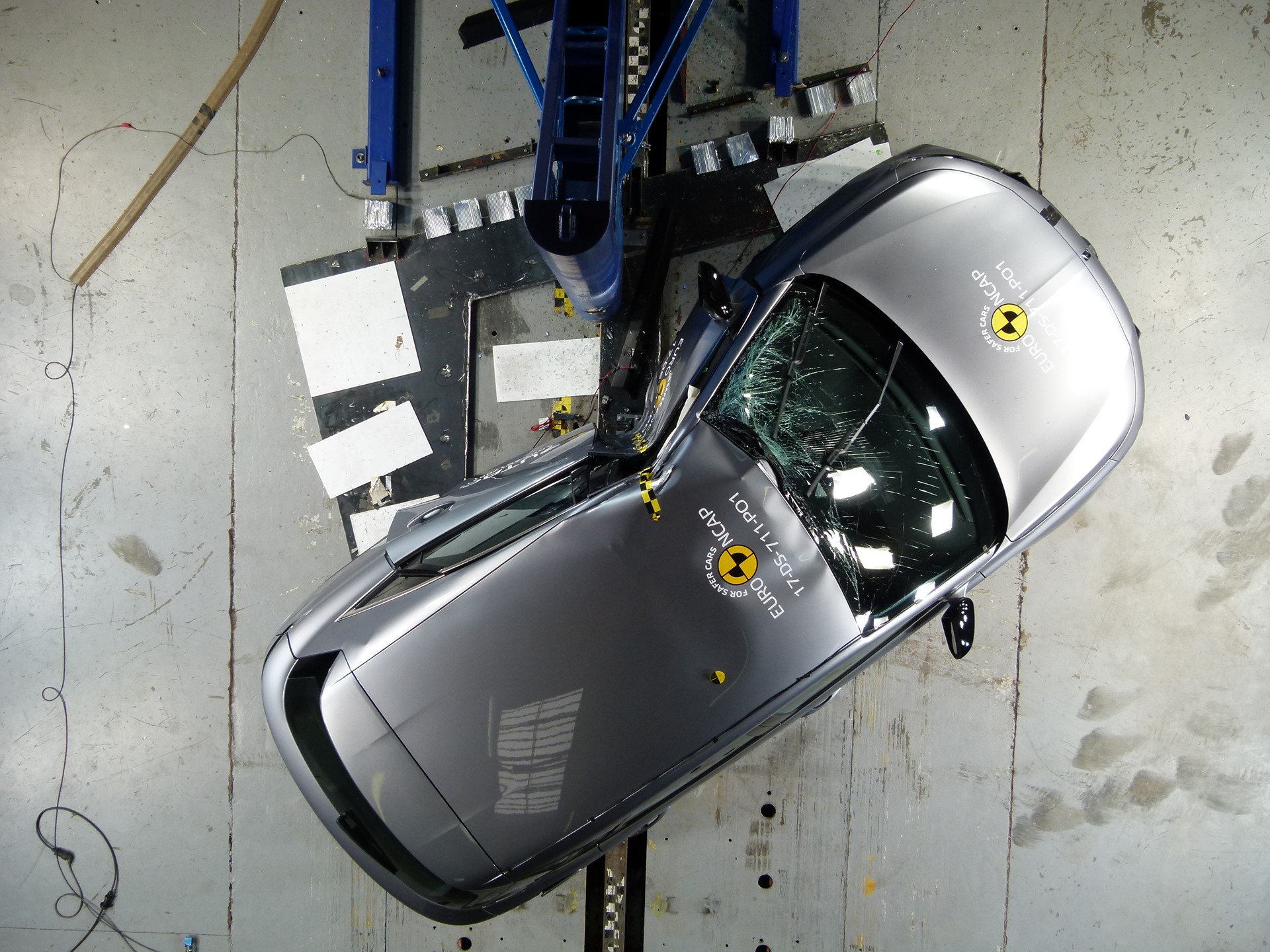 DS 7 Crossback - Pole crash test 2017 - after crash