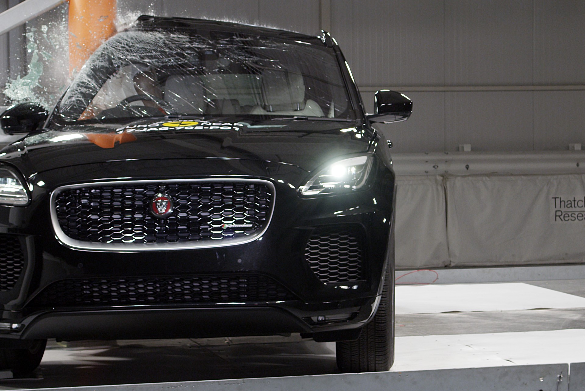 Jaguar E-Pace - Pole crash test 2017