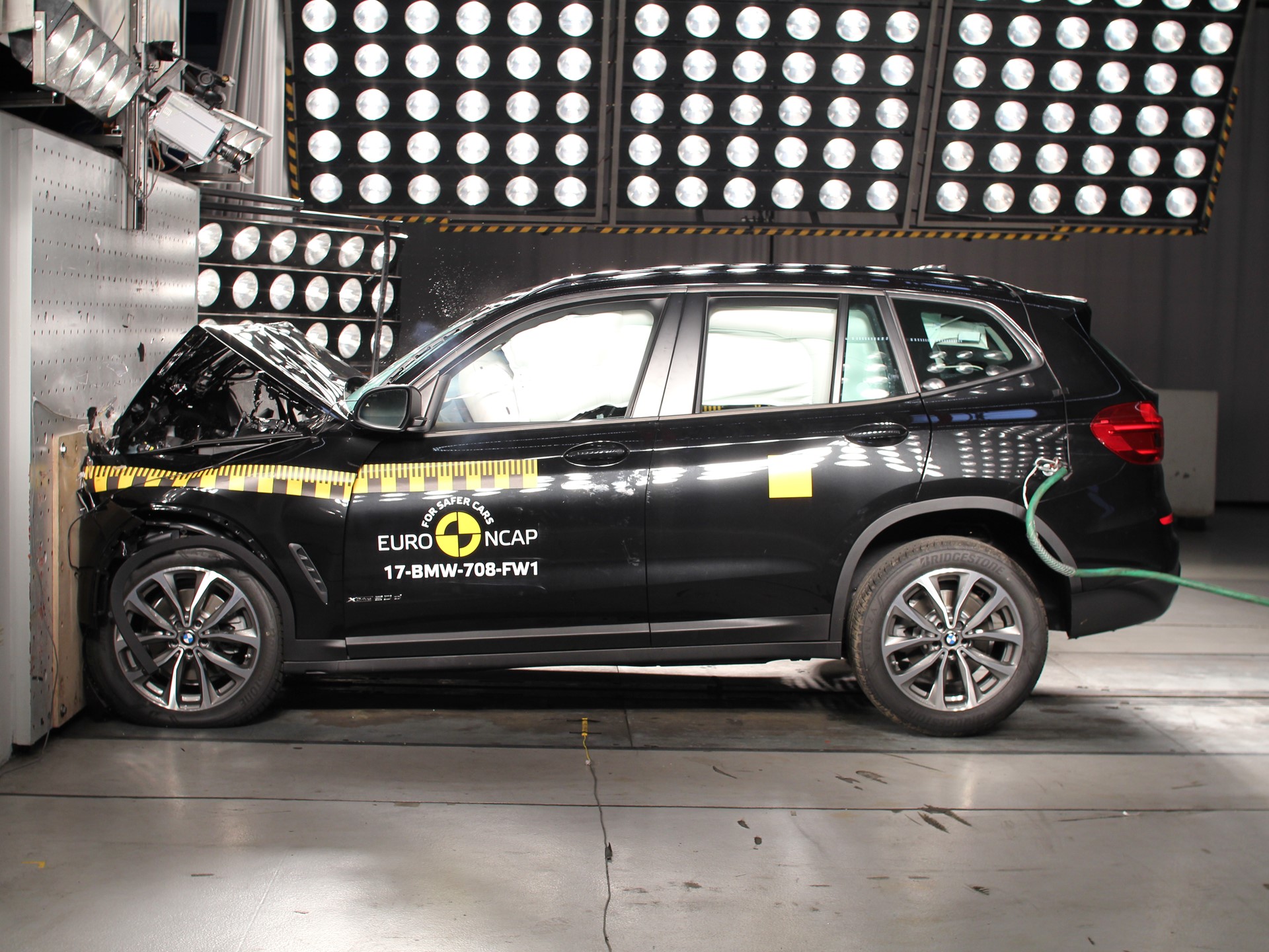 BMW X3 - Frontal Full Width test 2017