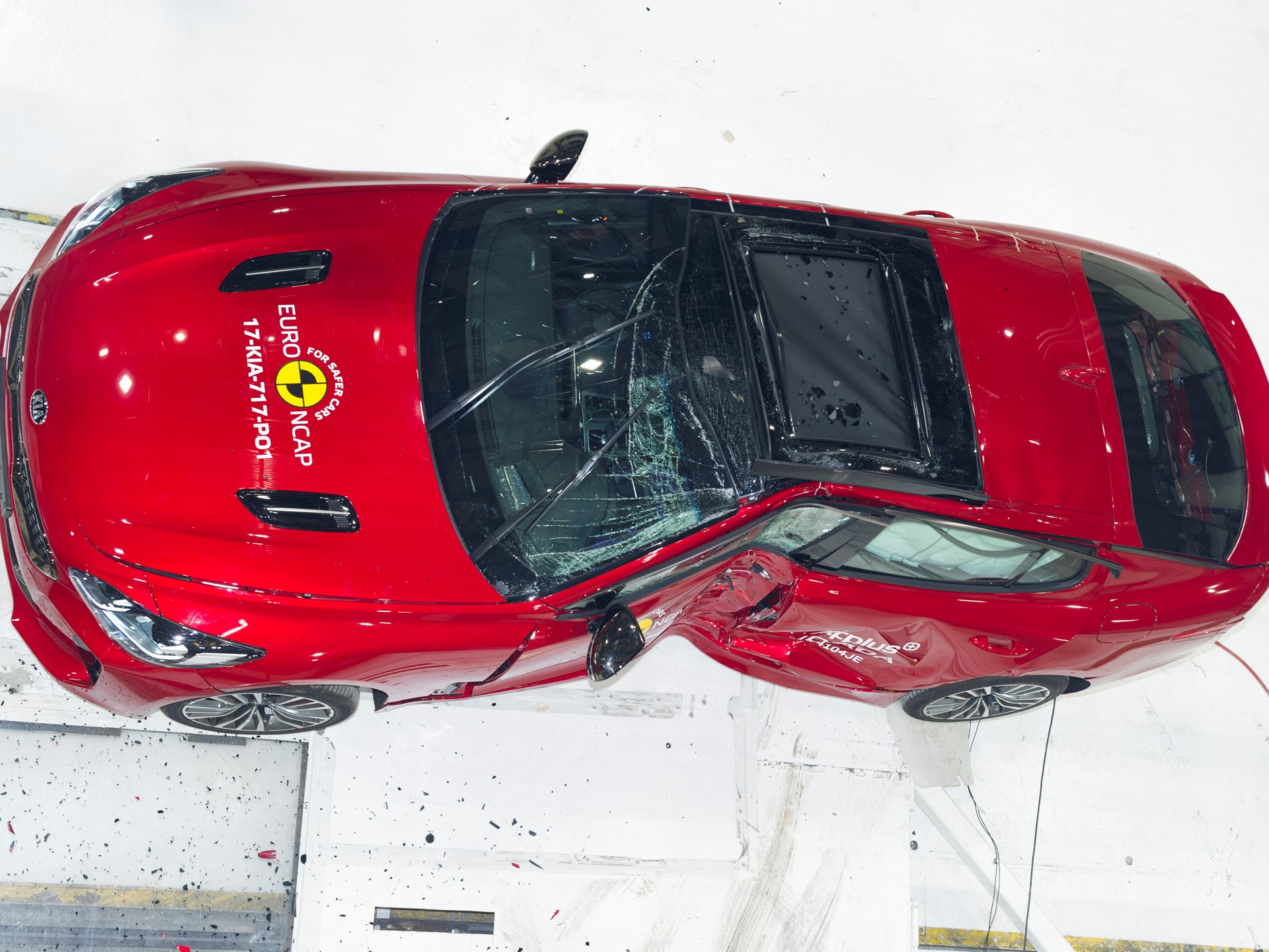 Kia Stinger - Pole crash test 2017 - after crash