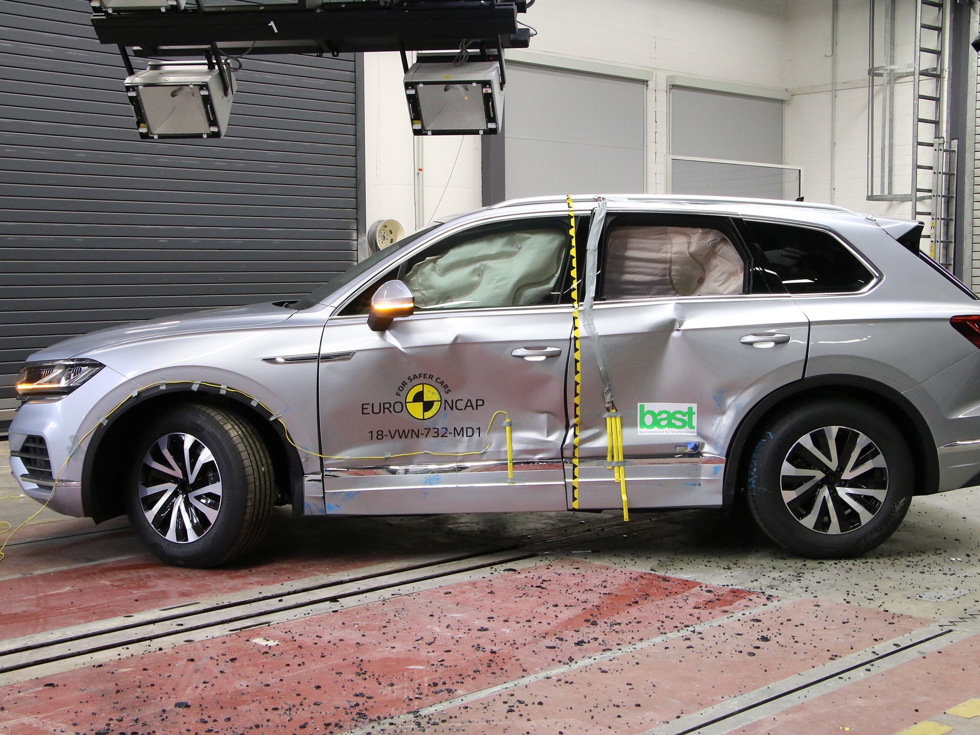 VW Touareg - Side crash test 2018 - after crash