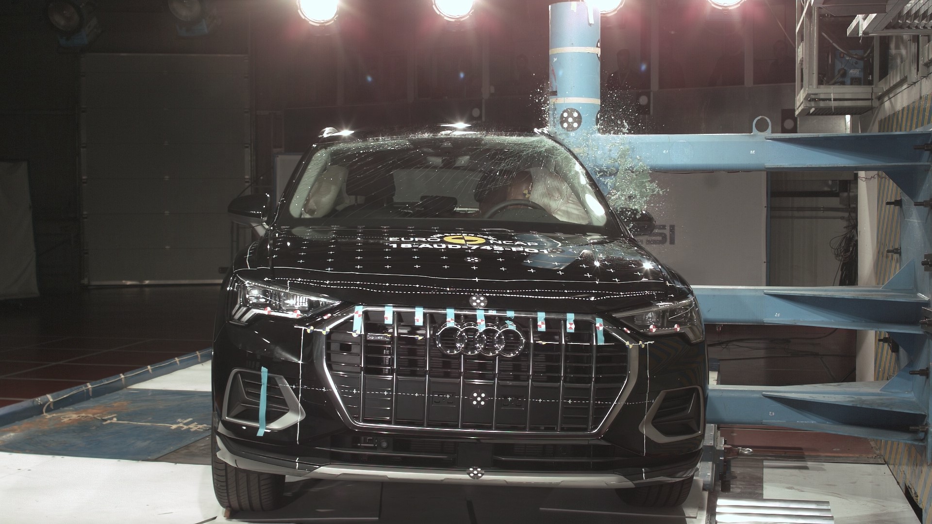 Audi Q3 - Pole crash test 2018