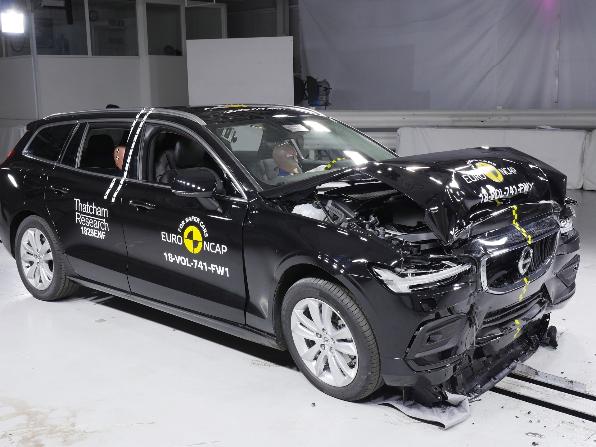 Volvo V60 - Frontal Full Width test 2018 - after crash