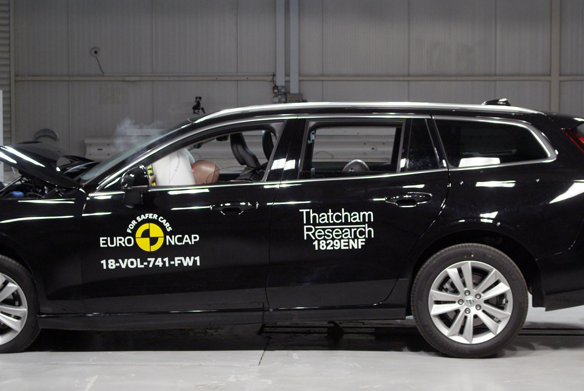 Volvo V60 - Frontal Full Width test 2018