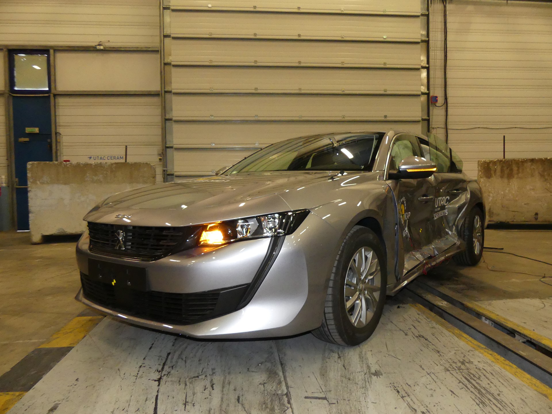 Peugeot 508 - Side crash test 2018 - after crash