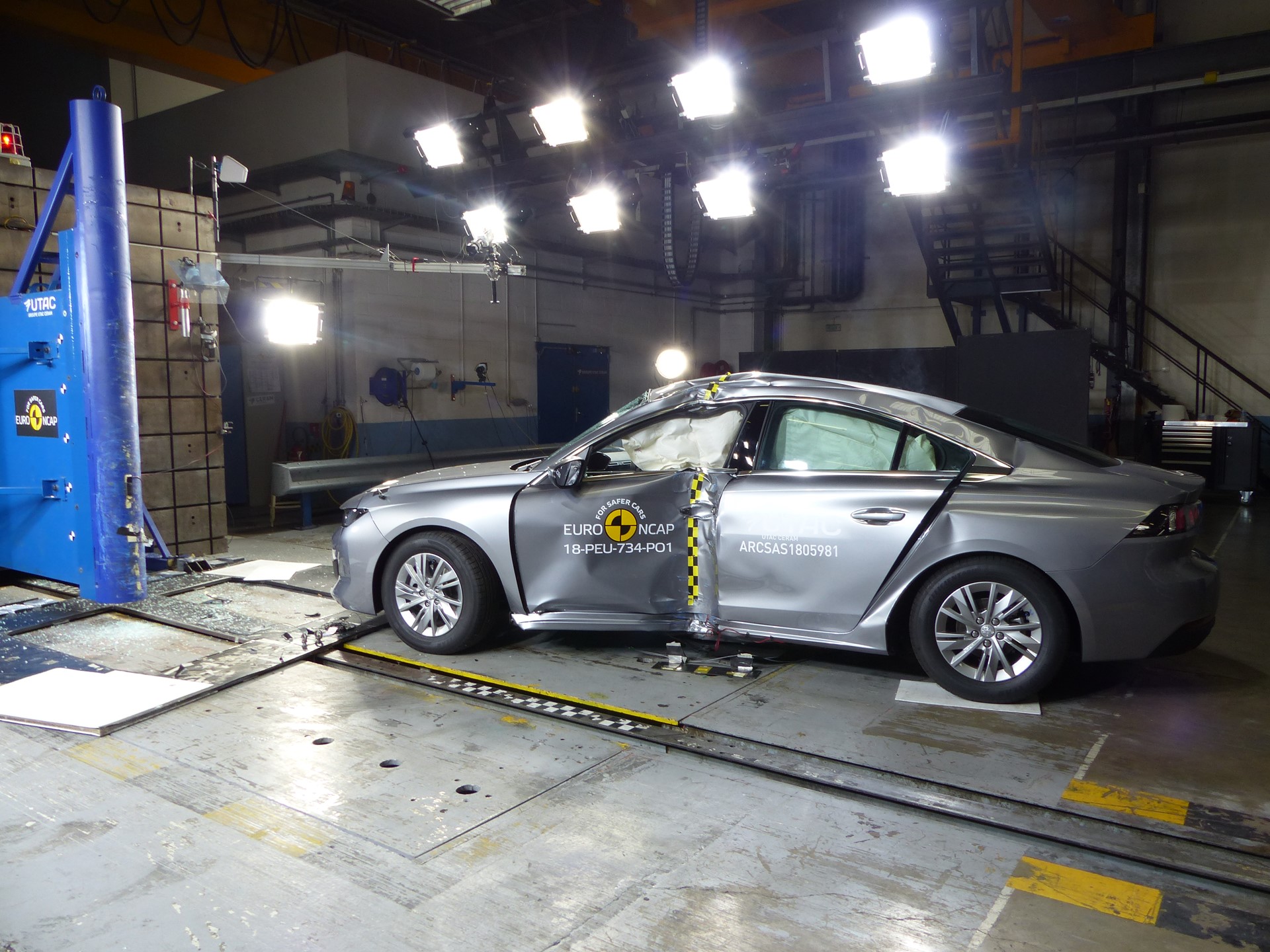 Peugeot 508 - Pole crash test 2018 - after crash