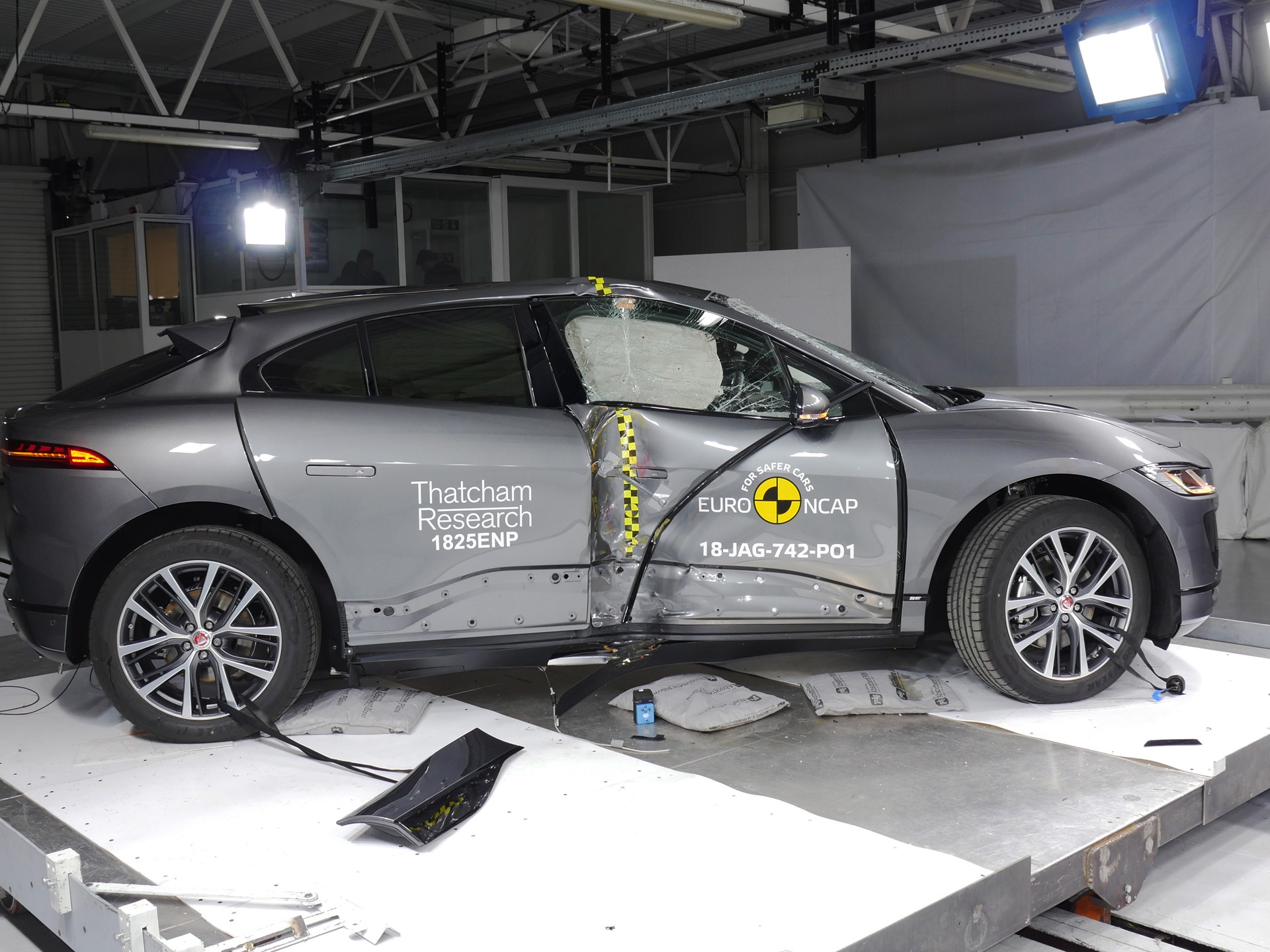 Jaguar I-PACE - Pole crash test 2018 - after crash