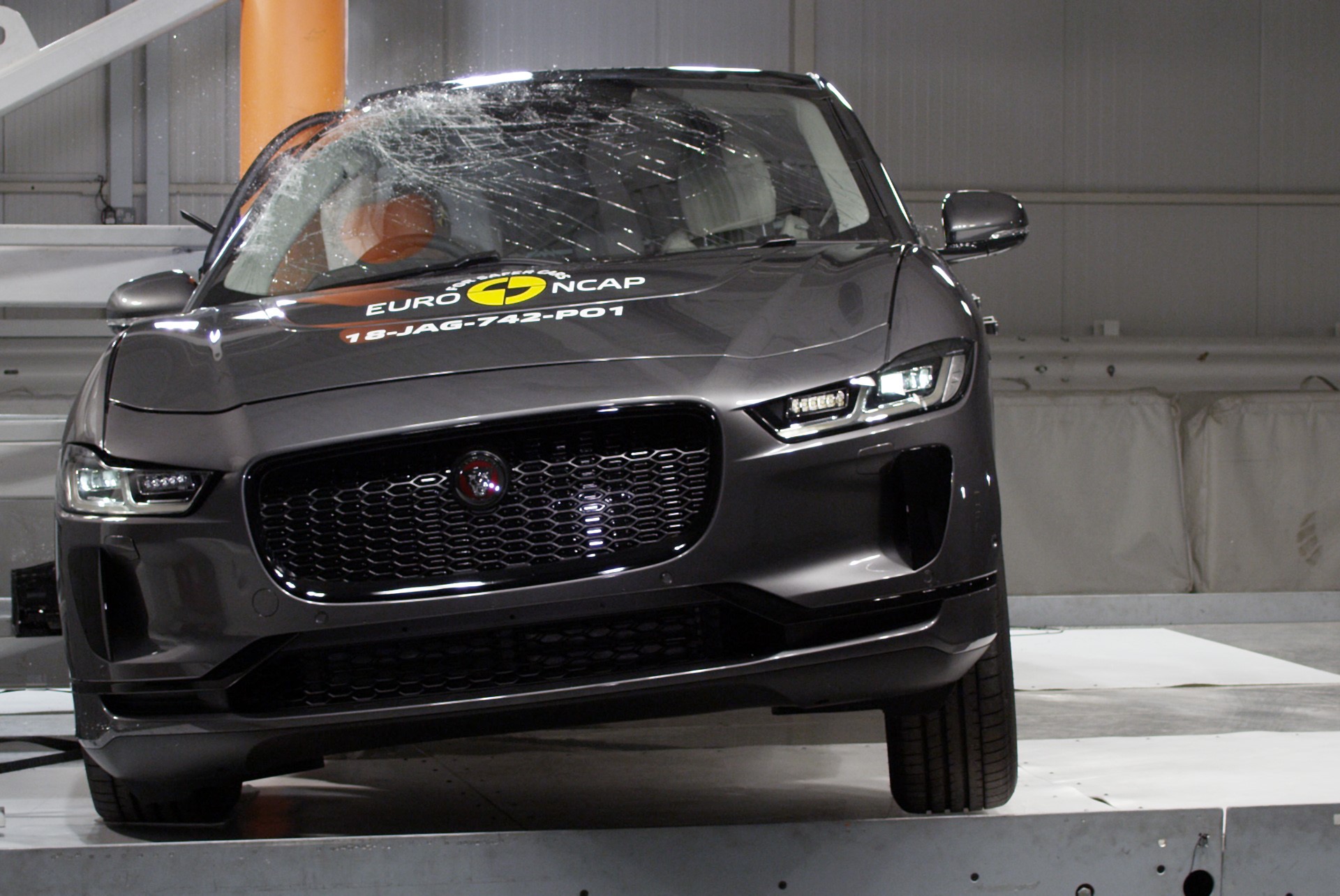 Jaguar I-PACE - Pole crash test 2018