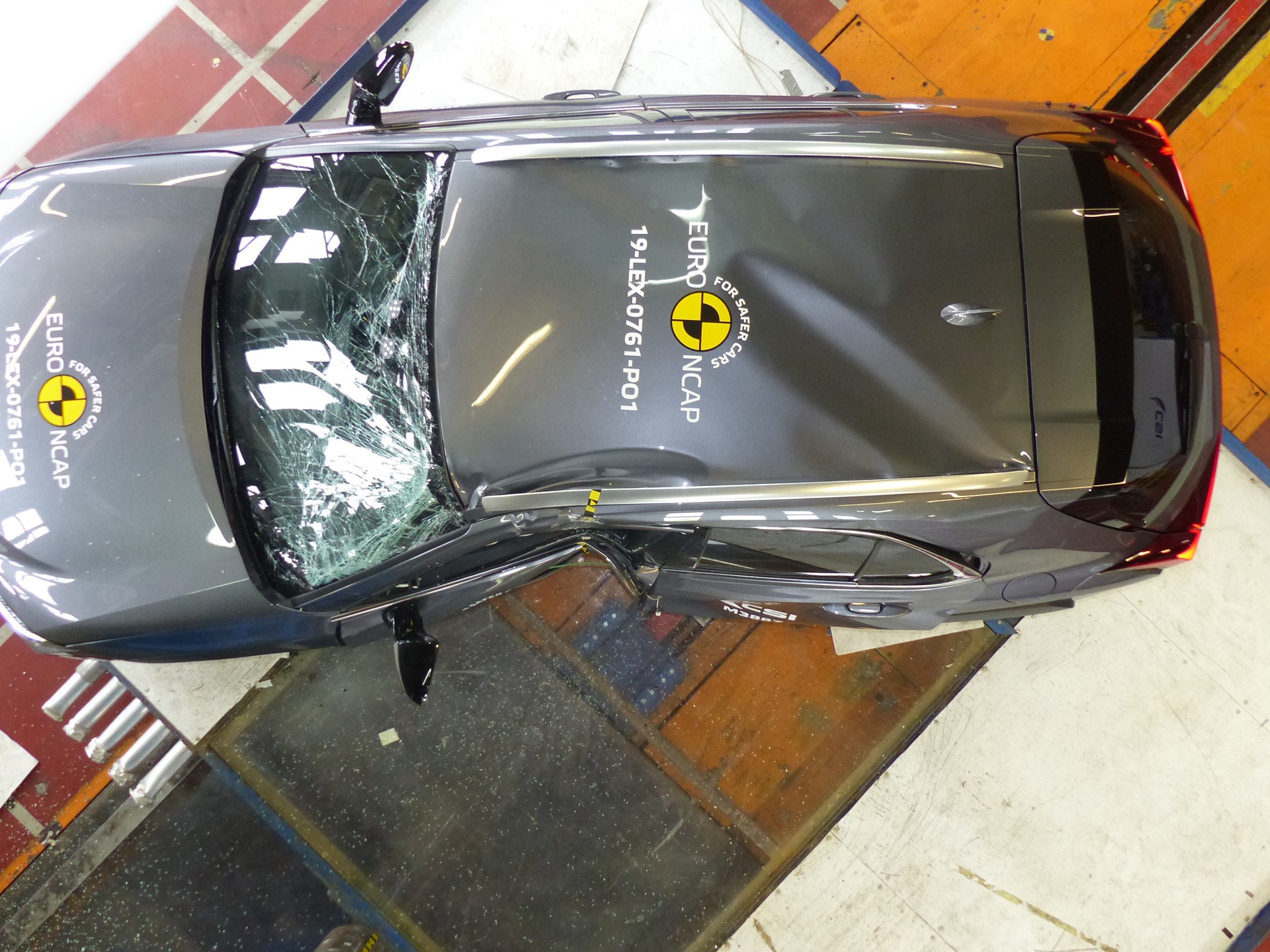 Lexus UX - Pole crash test 2019 - after crash