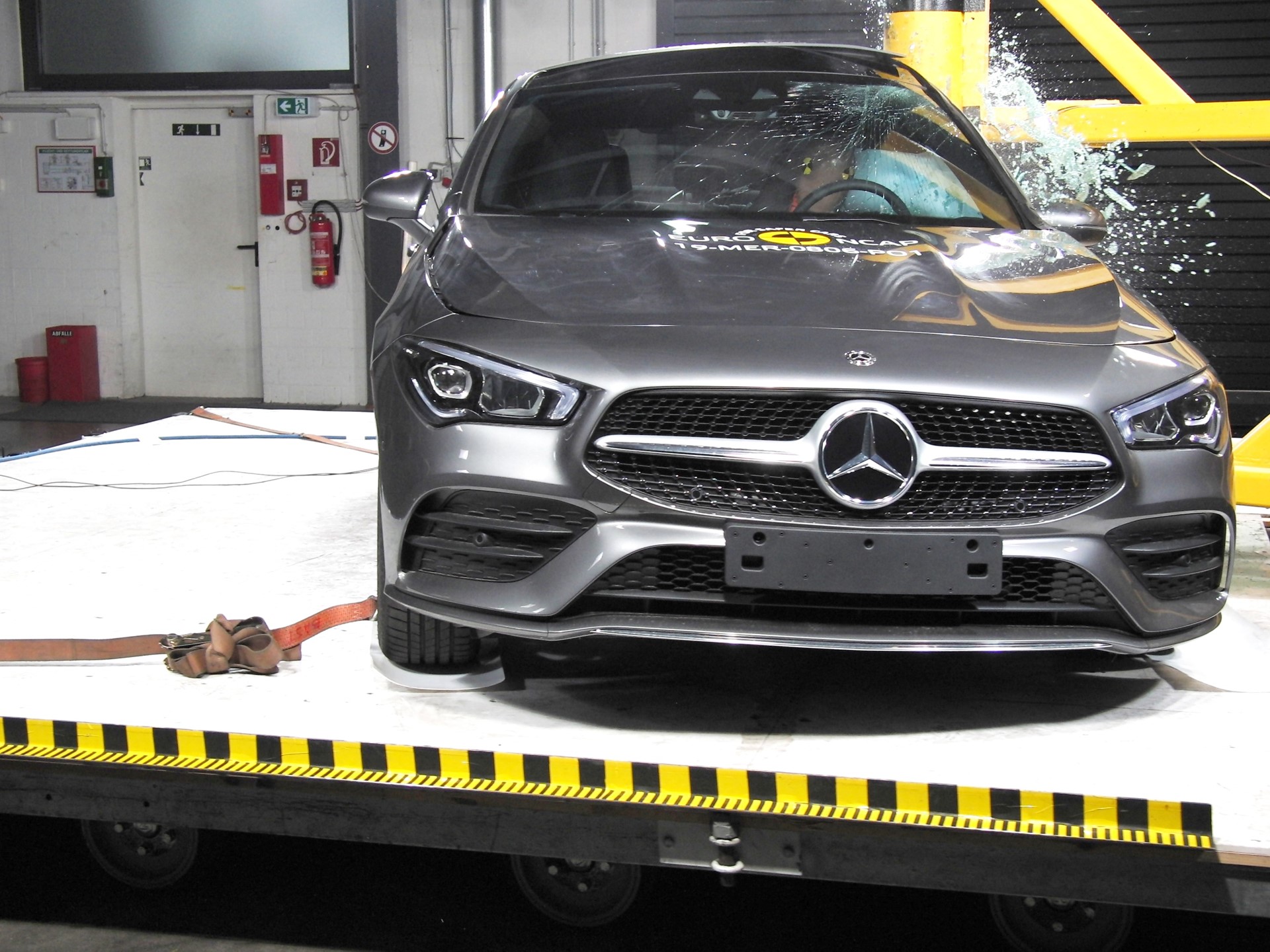 Mercedes-Benz CLA - Pole crash test 2019