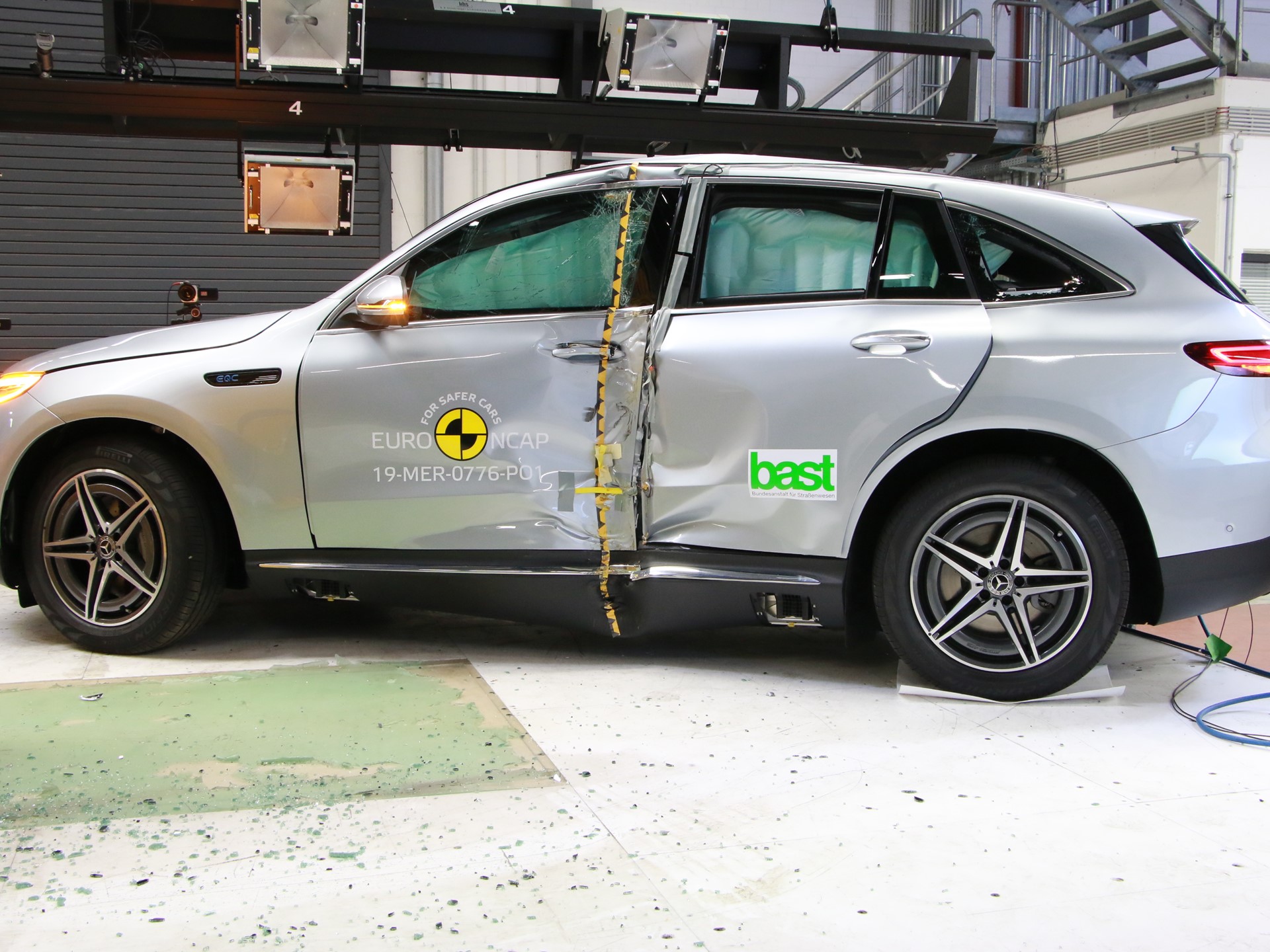 Mercedes-Benz EQ C - Pole crash test 2019 - after crash