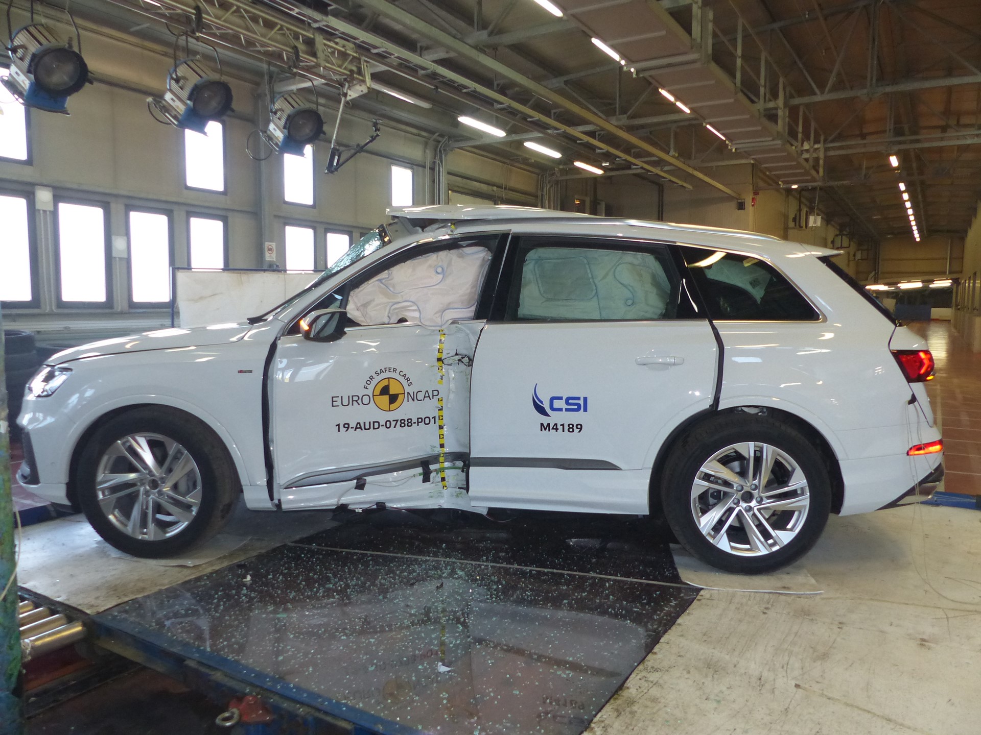 Audi Q7 - Pole crash test 2019 - after crash