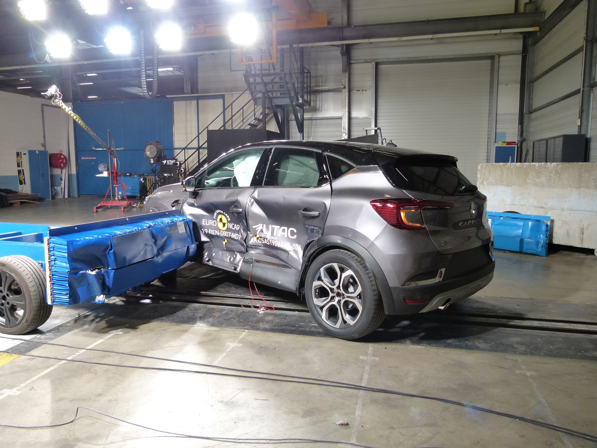 Renault Captur - Side crash test 2019 - after crash