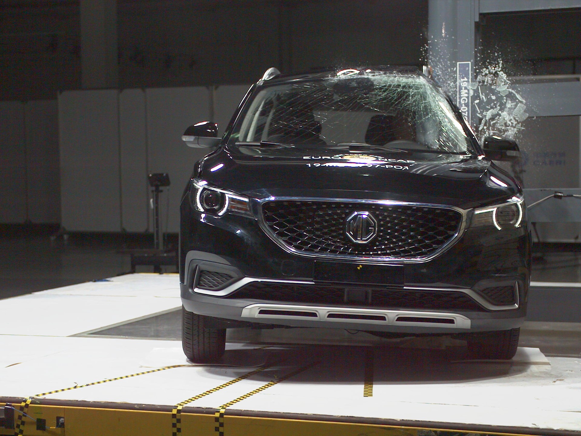 MG ZS EV - Pole crash test 2019