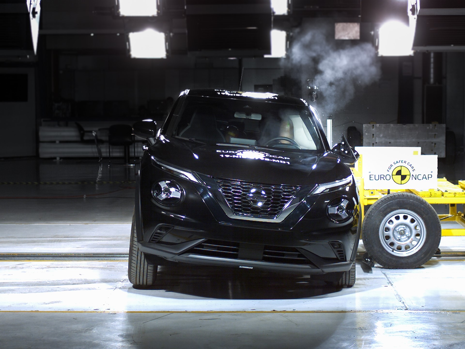 Nissan Juke - Side crash test 2019