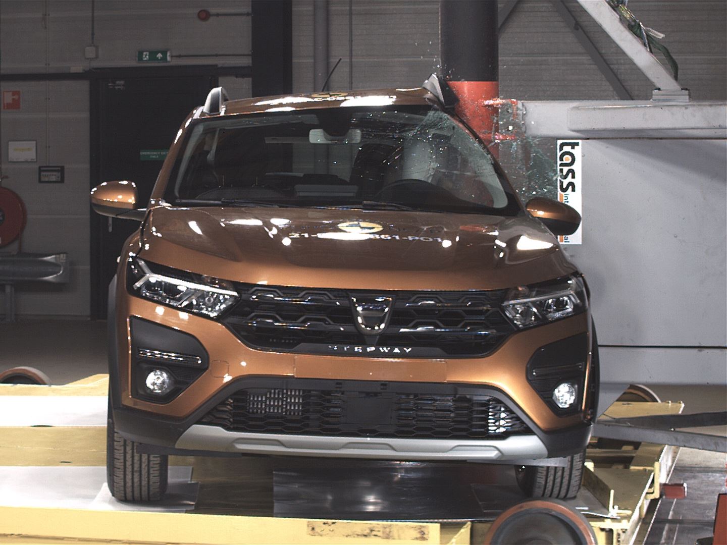 Dacia Sandero Stepway - Side Pole test 2021