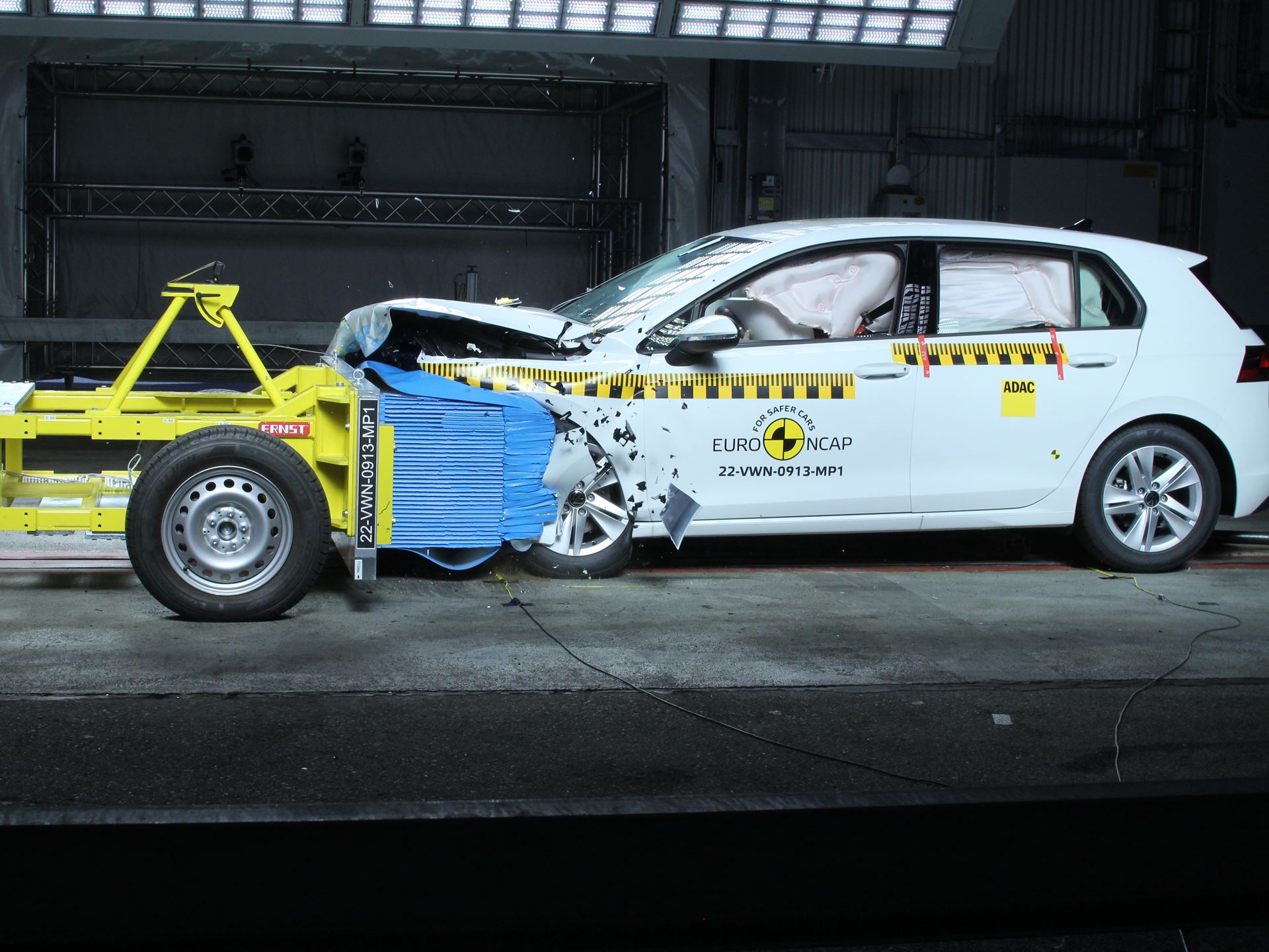 VW Golf - Mobile Progressive Deformable Barrier test 2022