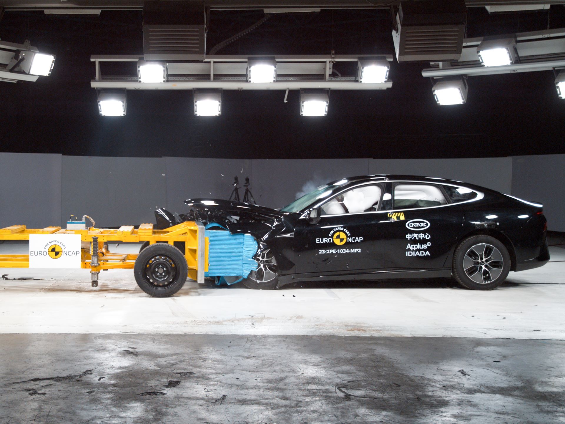 XPENG P7 Mobile Progressive Deformable Barrier test 2023