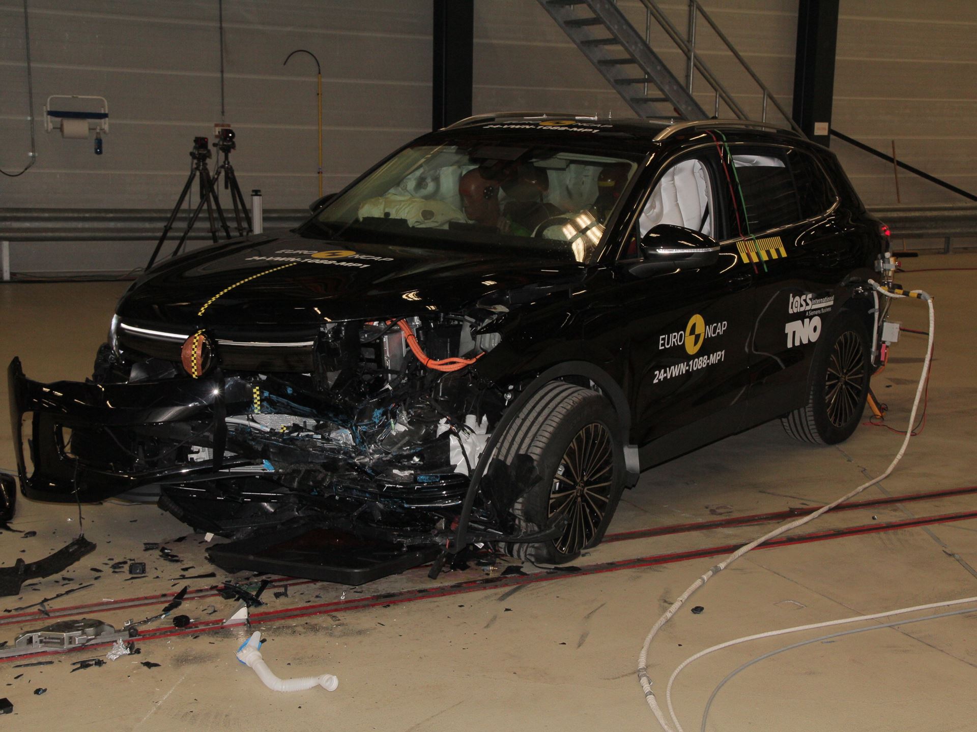 VW Tiguan eHybrid Mobile Progressive Deformable Barrier test 2024 after crash
