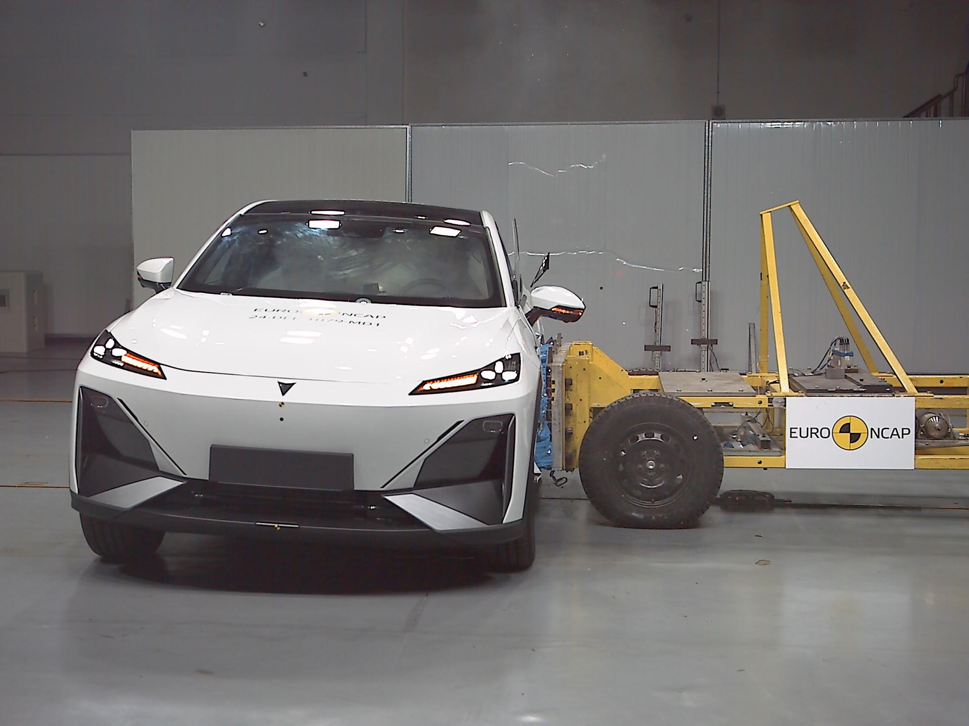 Deepal S07 Side Mobile Barrier test 2024