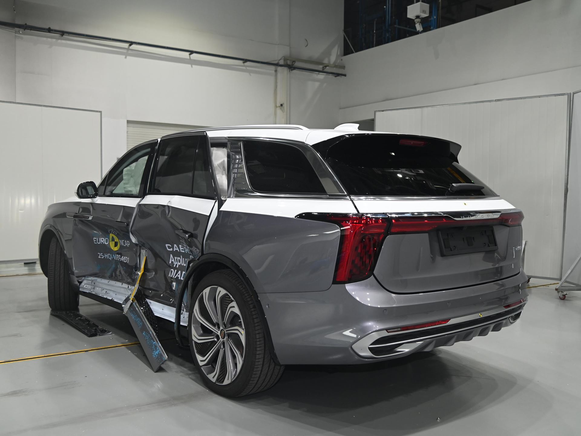 Hongqi E HS9 Side Mobile Barrier test 2025 after crash