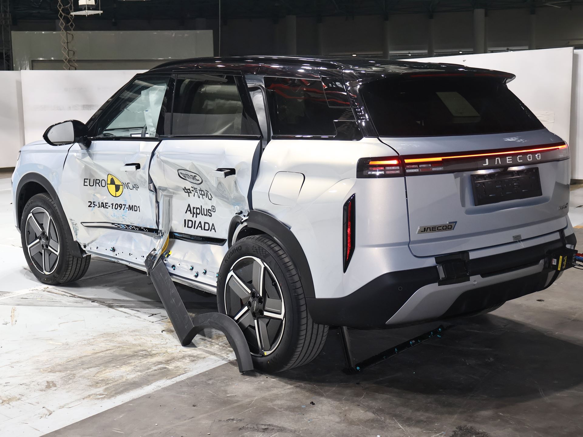 JAECOO 7 PHEV Side Mobile Barrier test 2025 after crash