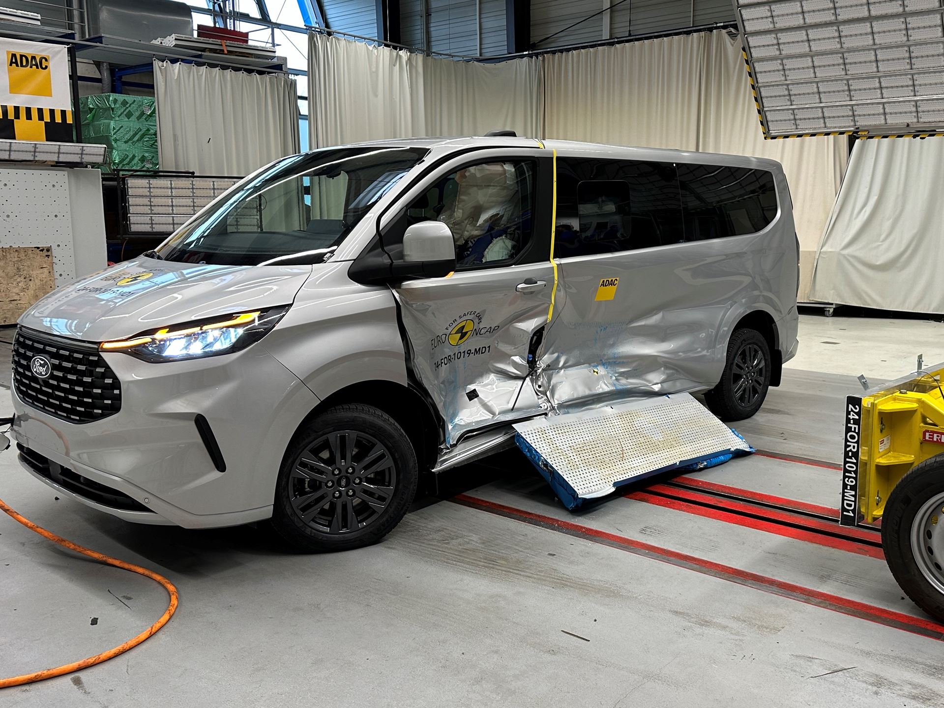 Ford Tourneo Custom Side Mobile Barrier test 2024 after crash