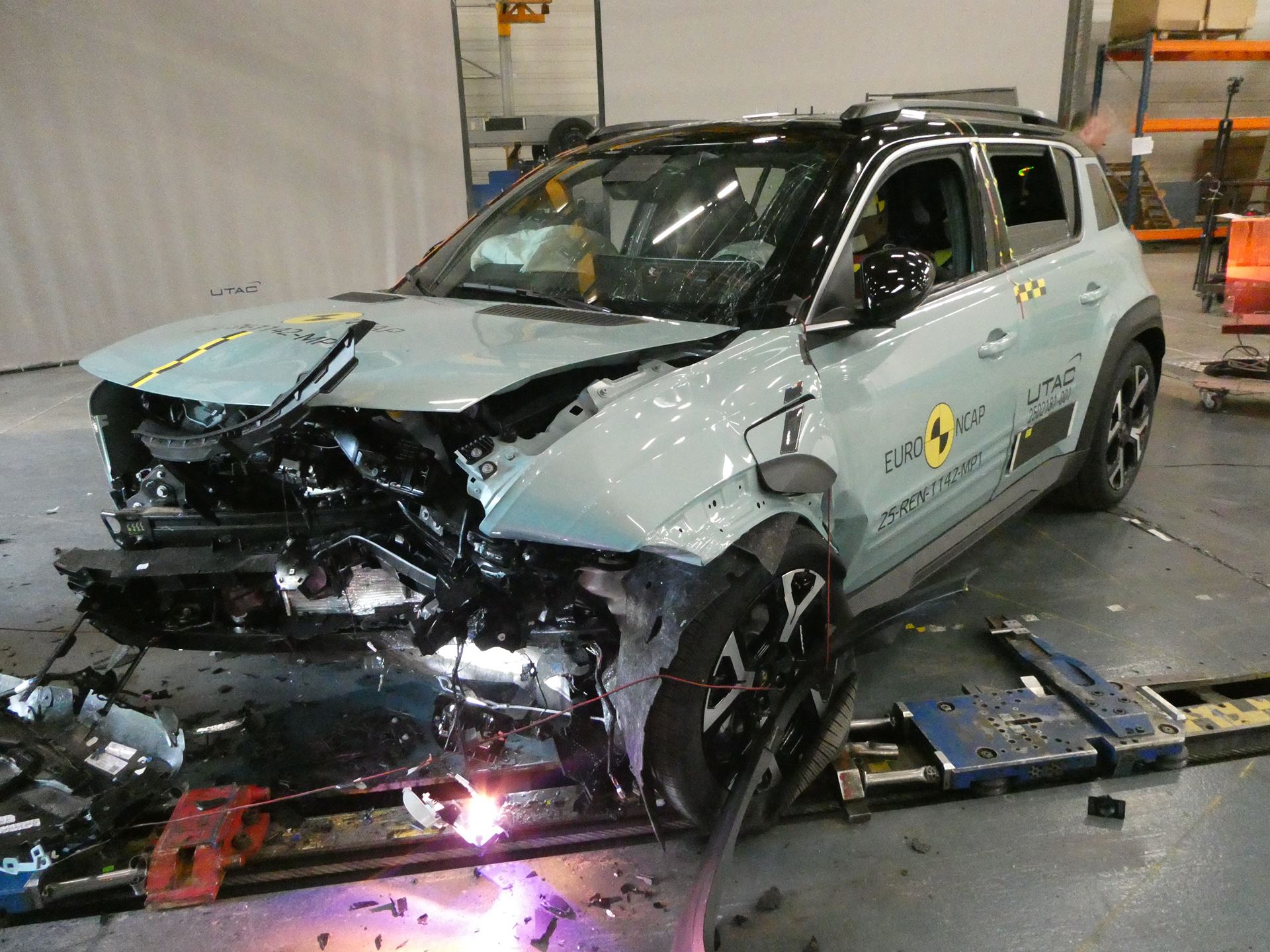 Renault 4 E Tech Electric Mobile Progressive Deformable Barrier test 2024 after crash