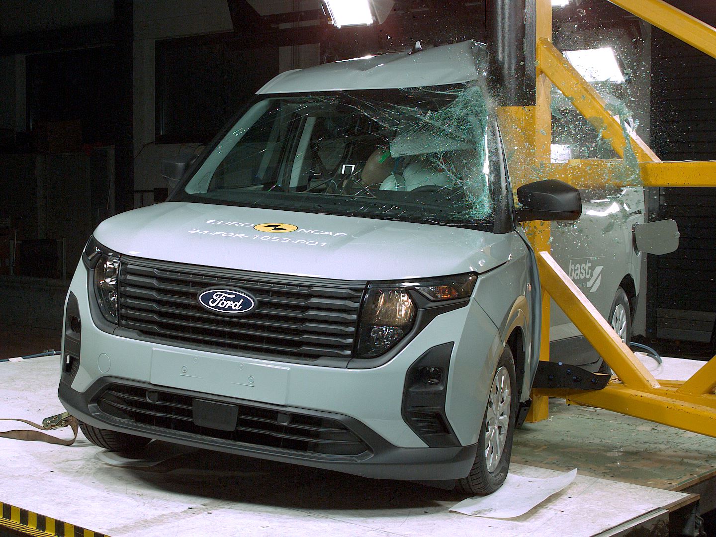 Ford Tourneo Courier 2024 Side Pole test 2025