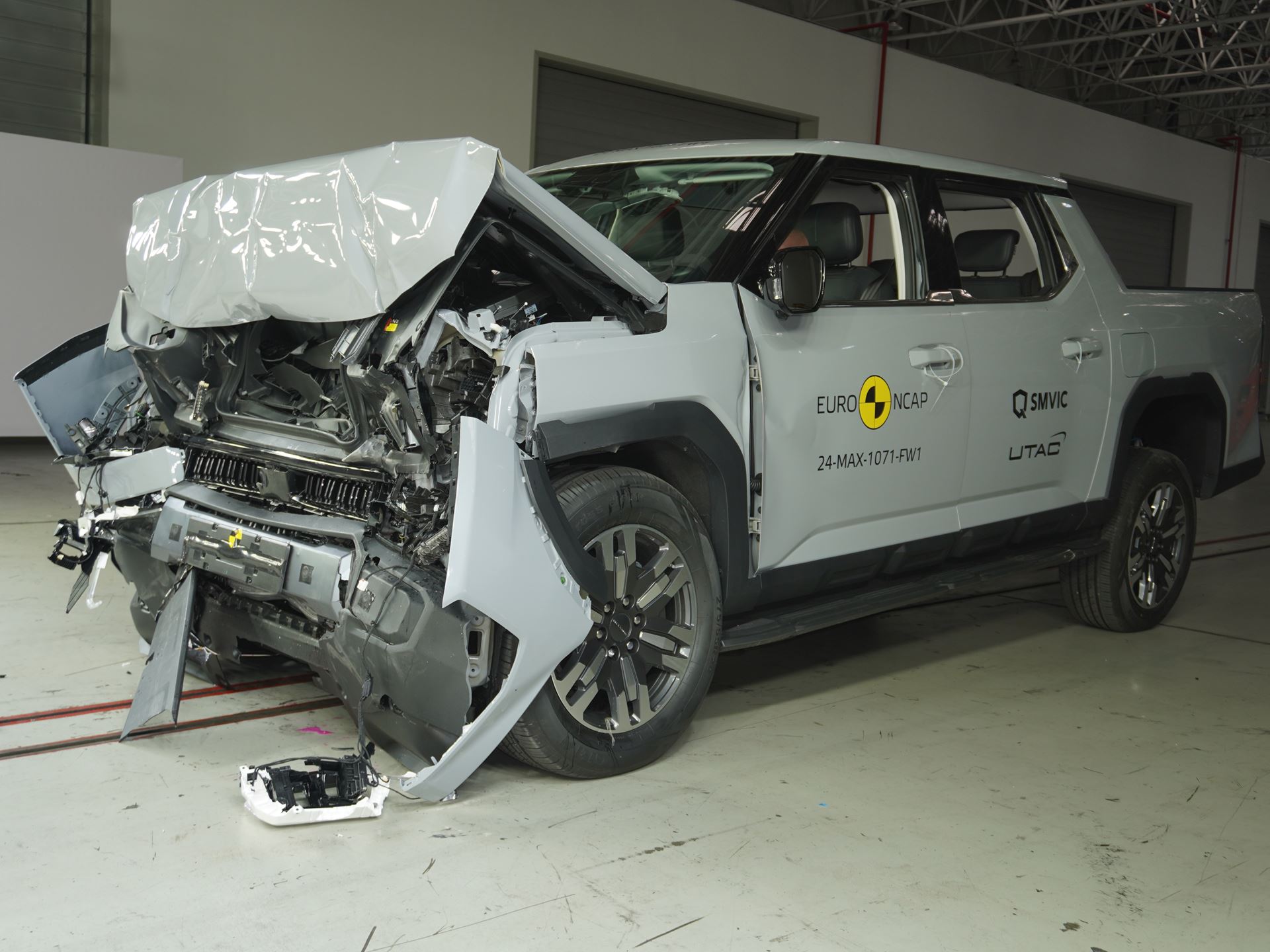 Maxus eTERRON 9 Full Width Rigid Barrier test 2024 after crash