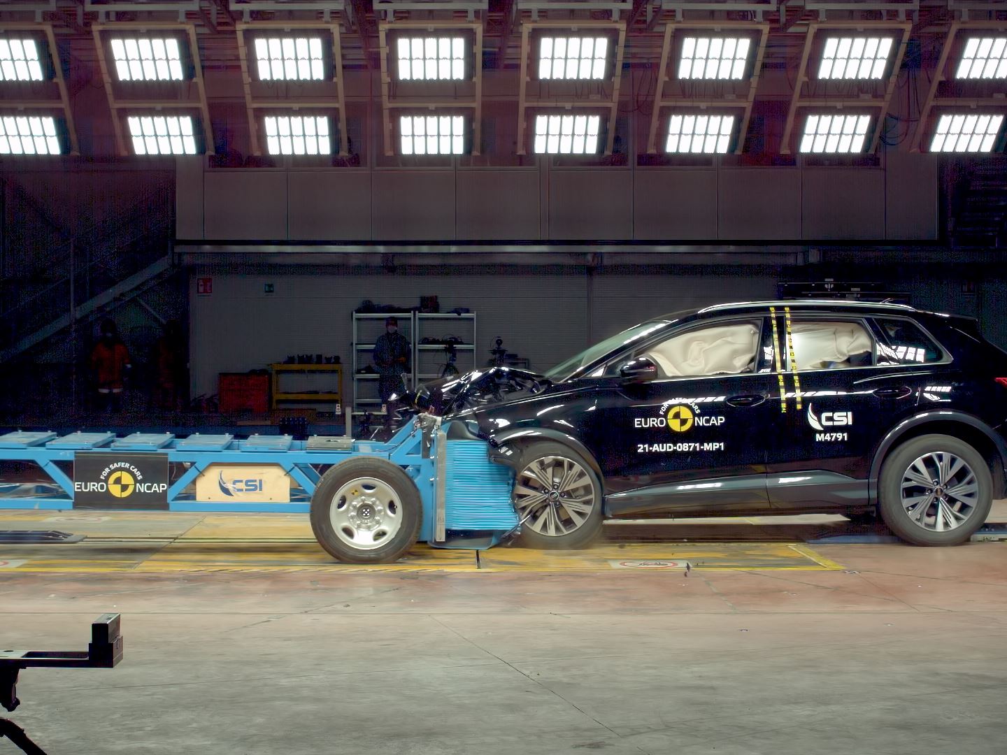 Audi Q4 e tron Mobile Progressive Deformable Barrier test 2025