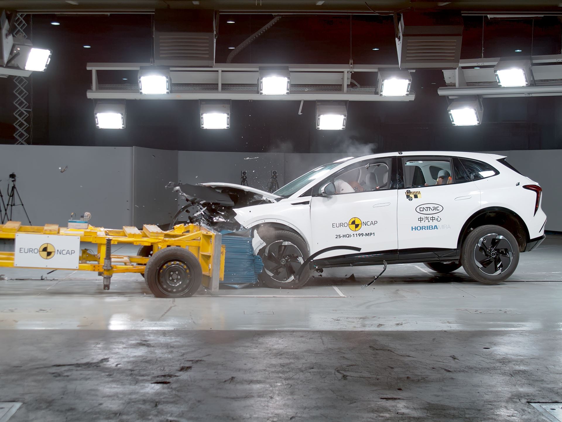 Hongqi EHS5 Mobile Progressive Deformable Barrier test 2025