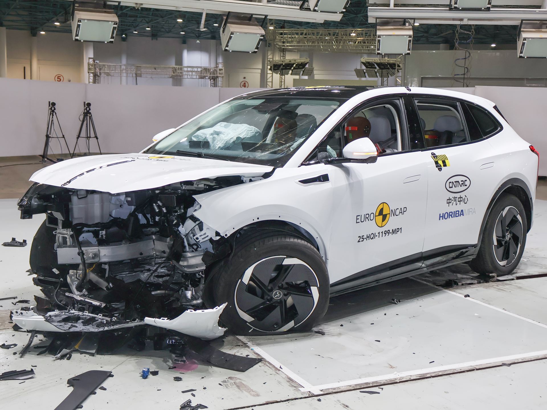 Hongqi EHS5 Mobile Progressive Deformable Barrier test 2025 after crash
