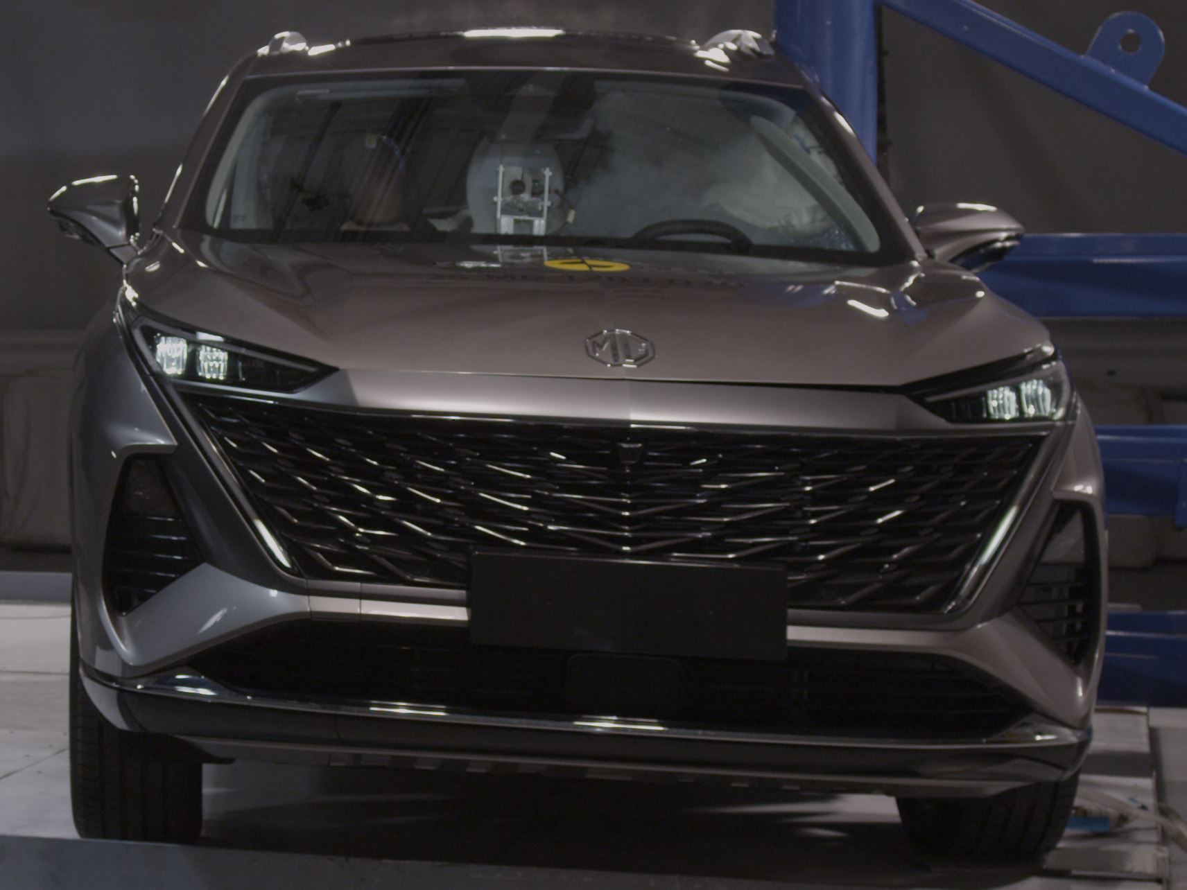 MG MGS9 PHEV Side Pole test 2025