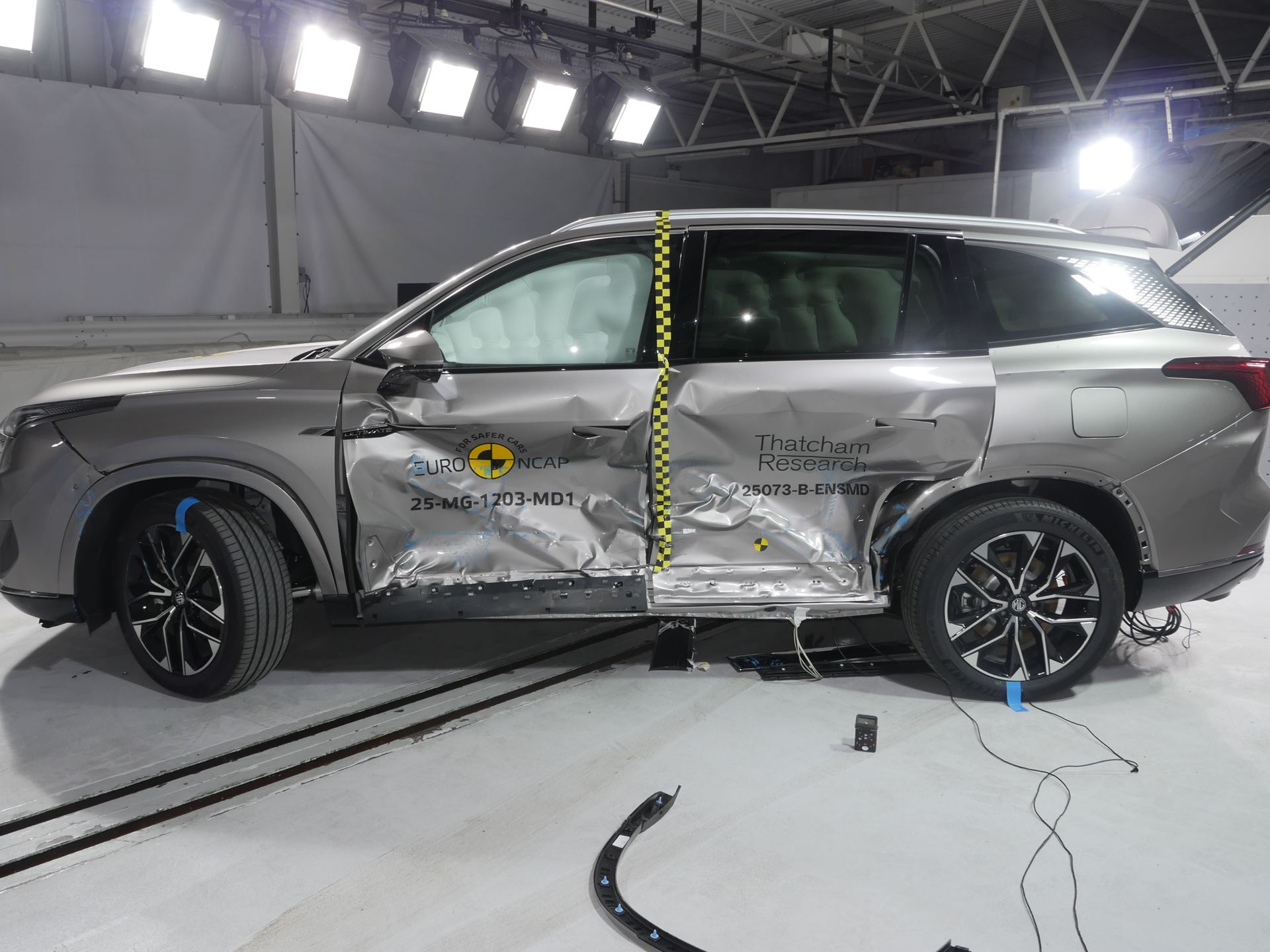 MG MGS9 PHEV Side Mobile Barrier test 2025 after crash