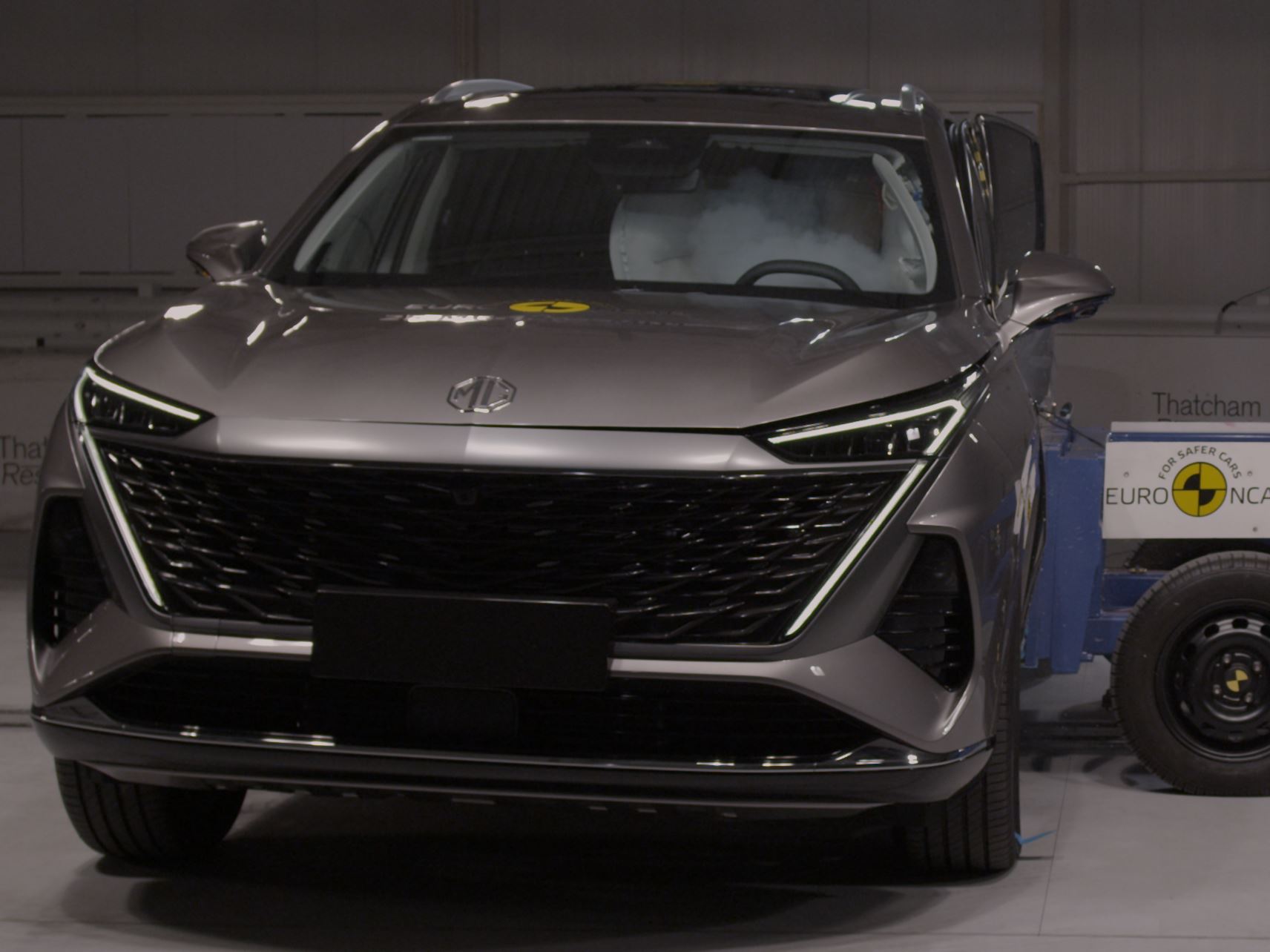 MG MGS9 PHEV Side Mobile Barrier test 2025