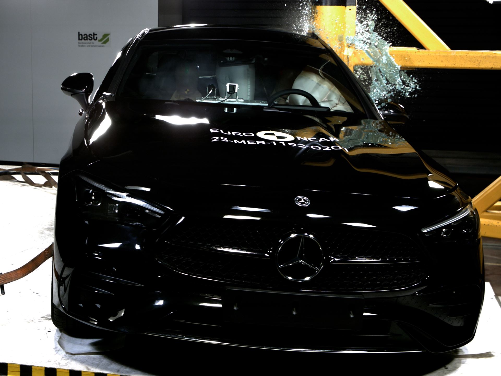 Mercedes Benz CLE Coup Side Pole test 2025