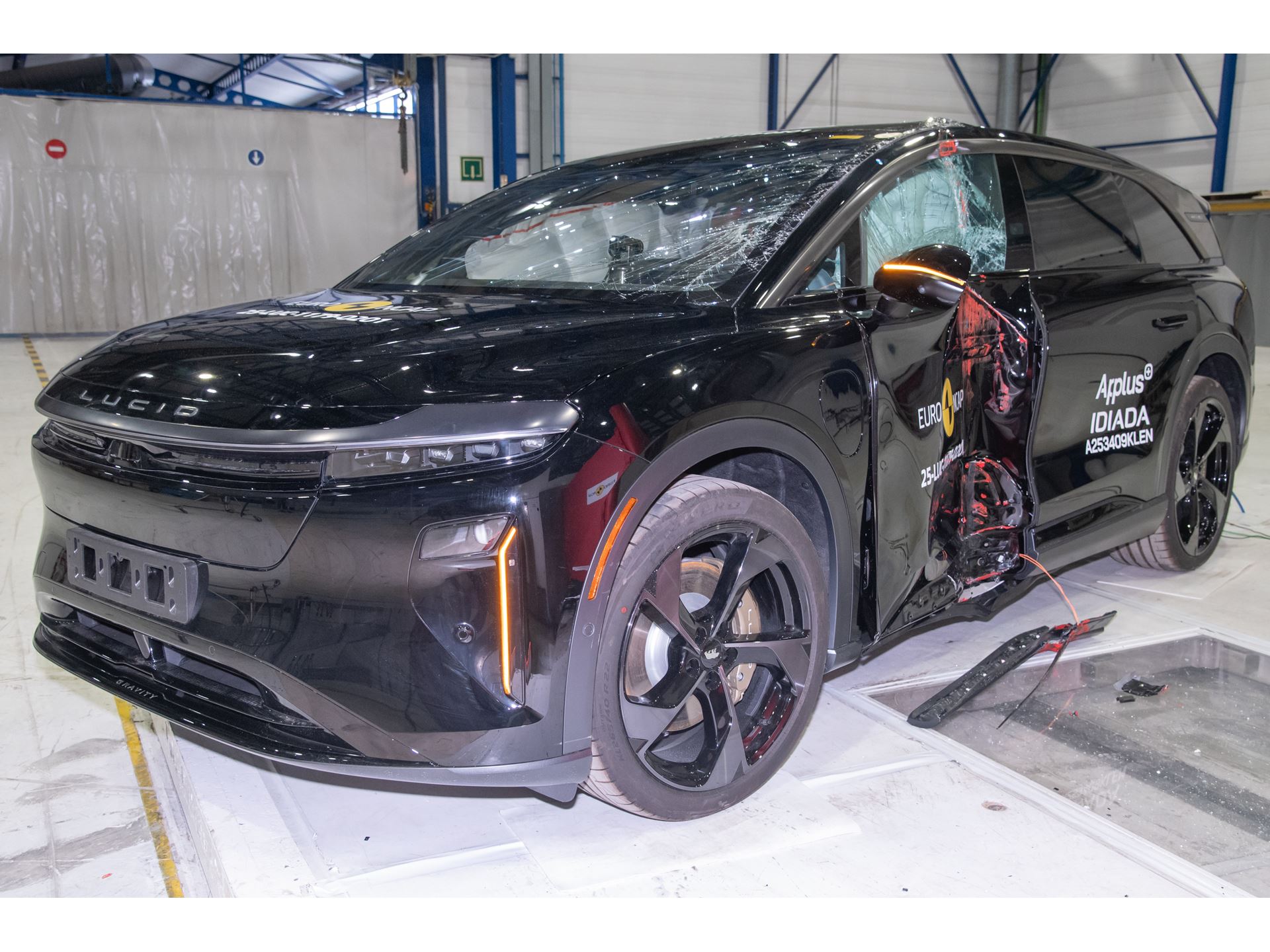 Lucid Gravity Side Pole test 2025 after crash