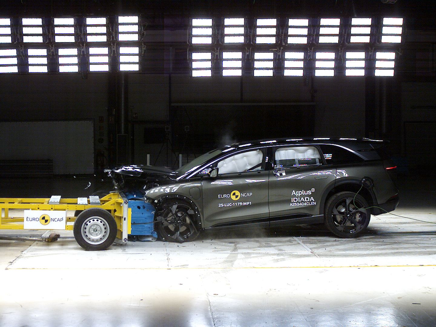 Lucid Gravity Mobile Progressive Deformable Barrier test 2025