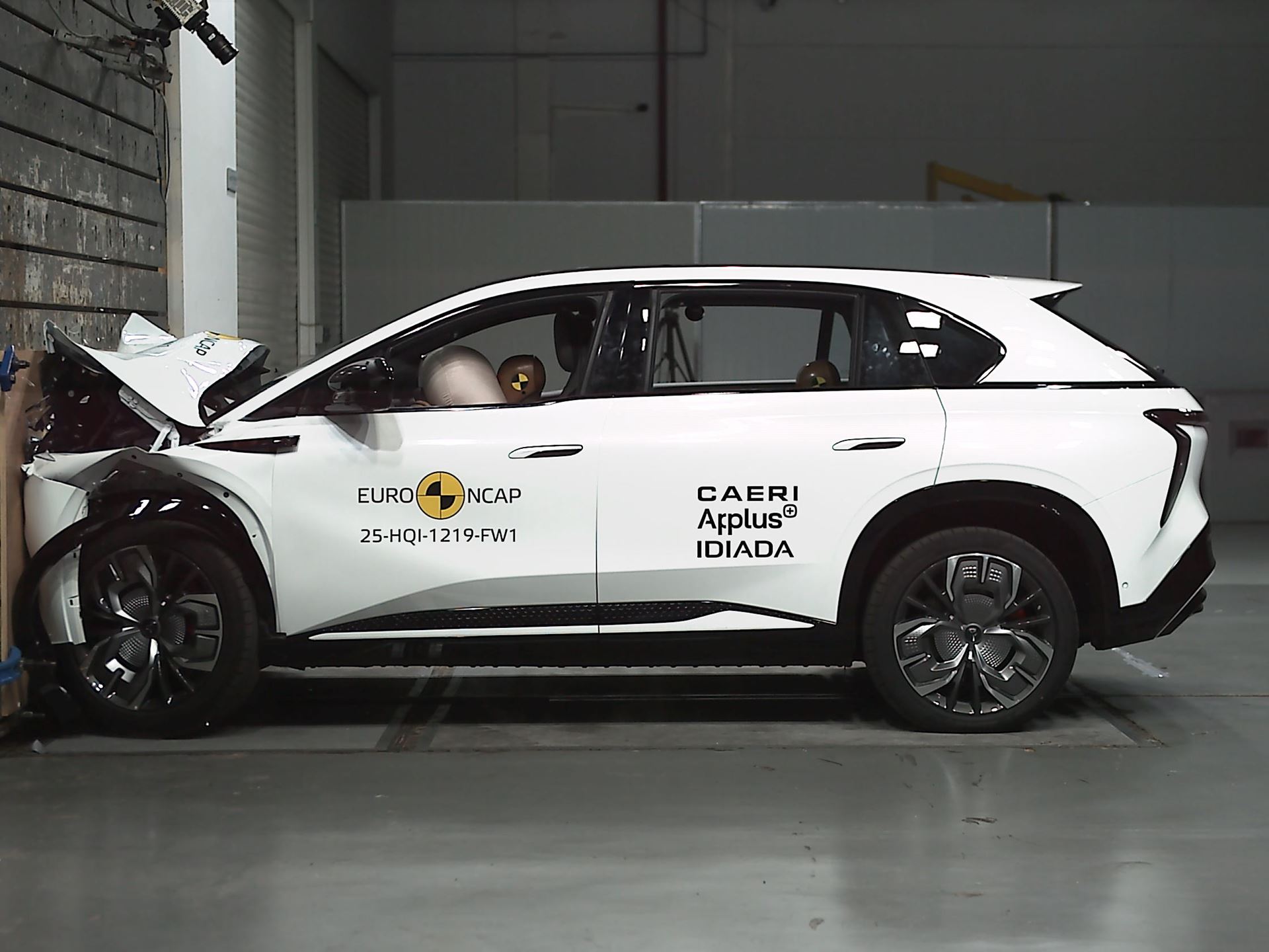 Hongqi EHS7 Full Width Rigid Barrier test 2025