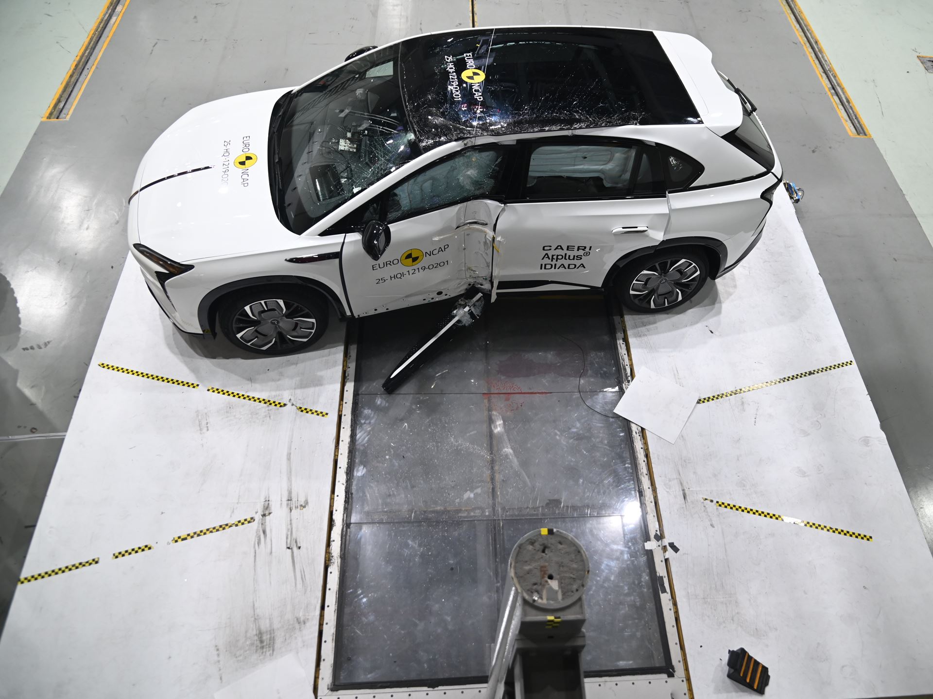 Hongqi EHS7 Side Pole test 2025 after crash