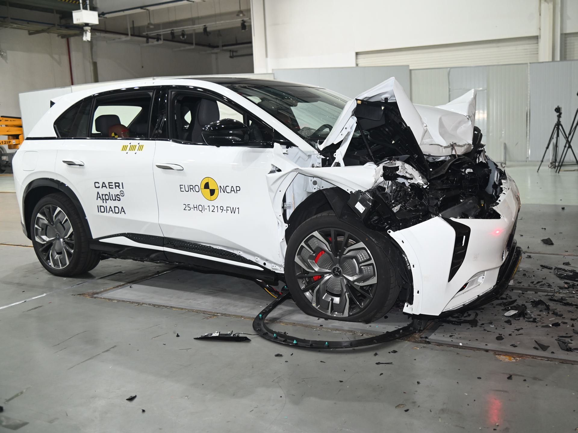 Hongqi EHS7 Full Width Rigid Barrier test 2025 after crash