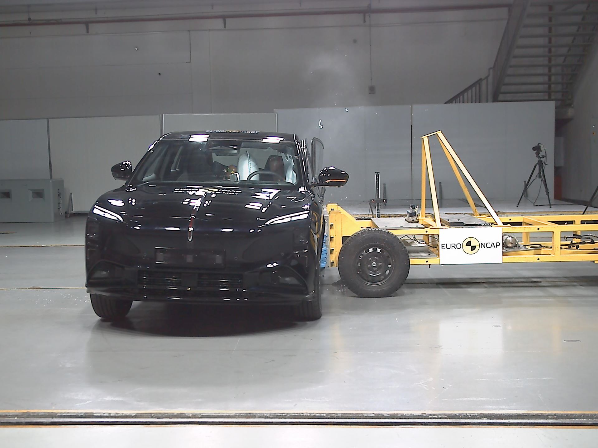 Hongqi EHS7 Side Mobile Barrier test 2025