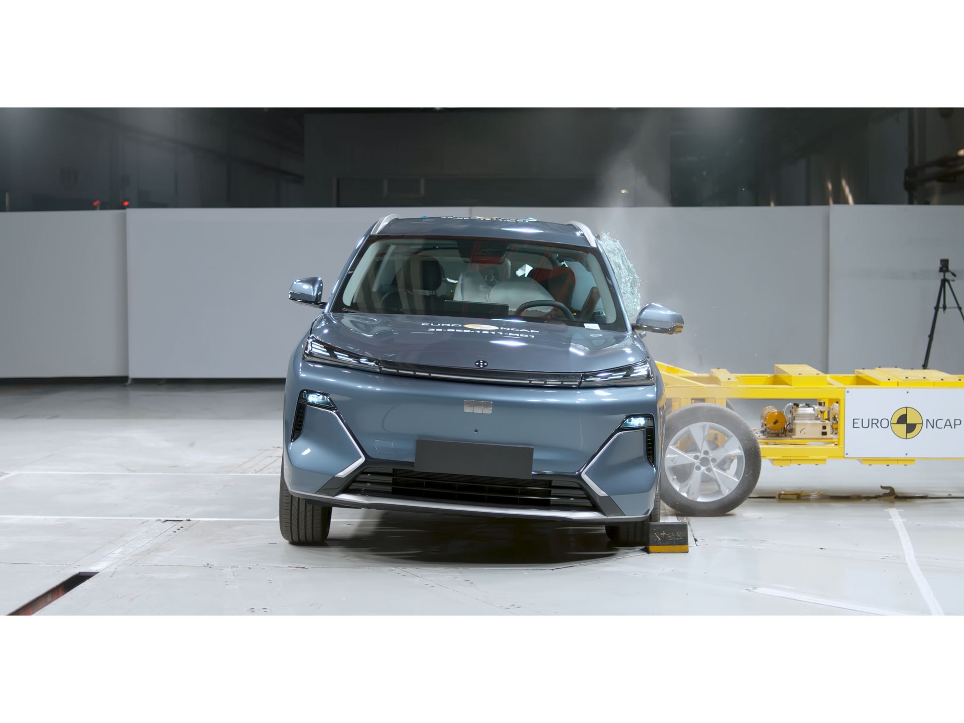 GEELY STARRAY EM i Side Mobile Barrier test 2025