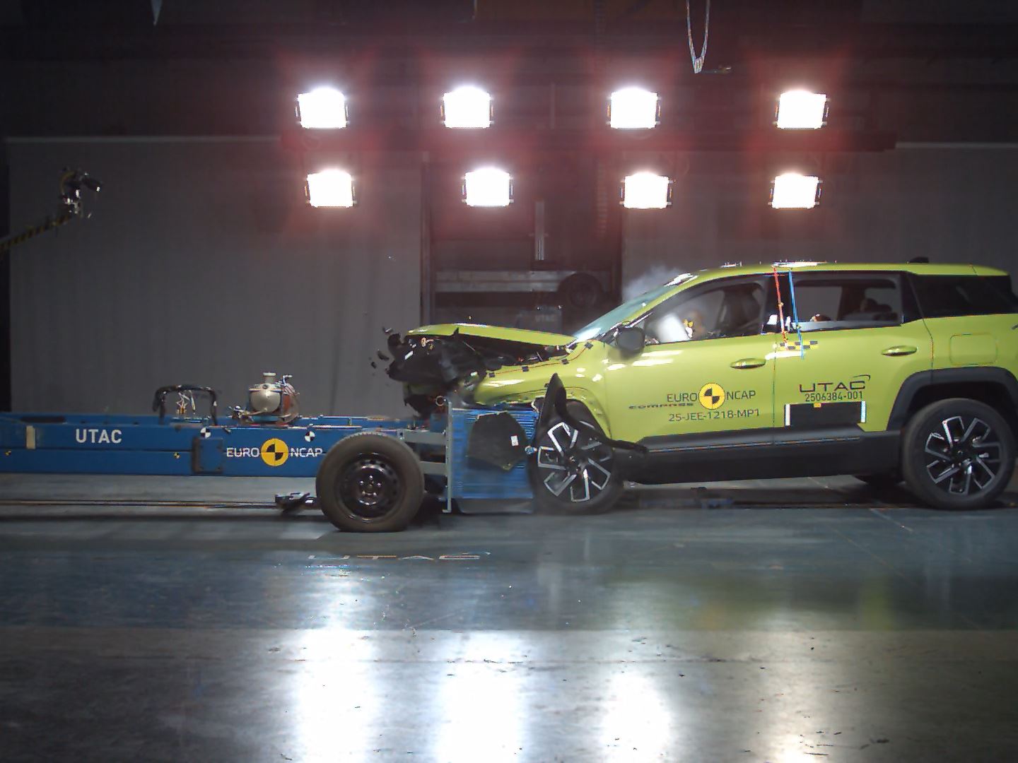 Jeep Compass Mobile Progressive Deformable Barrier test 2025