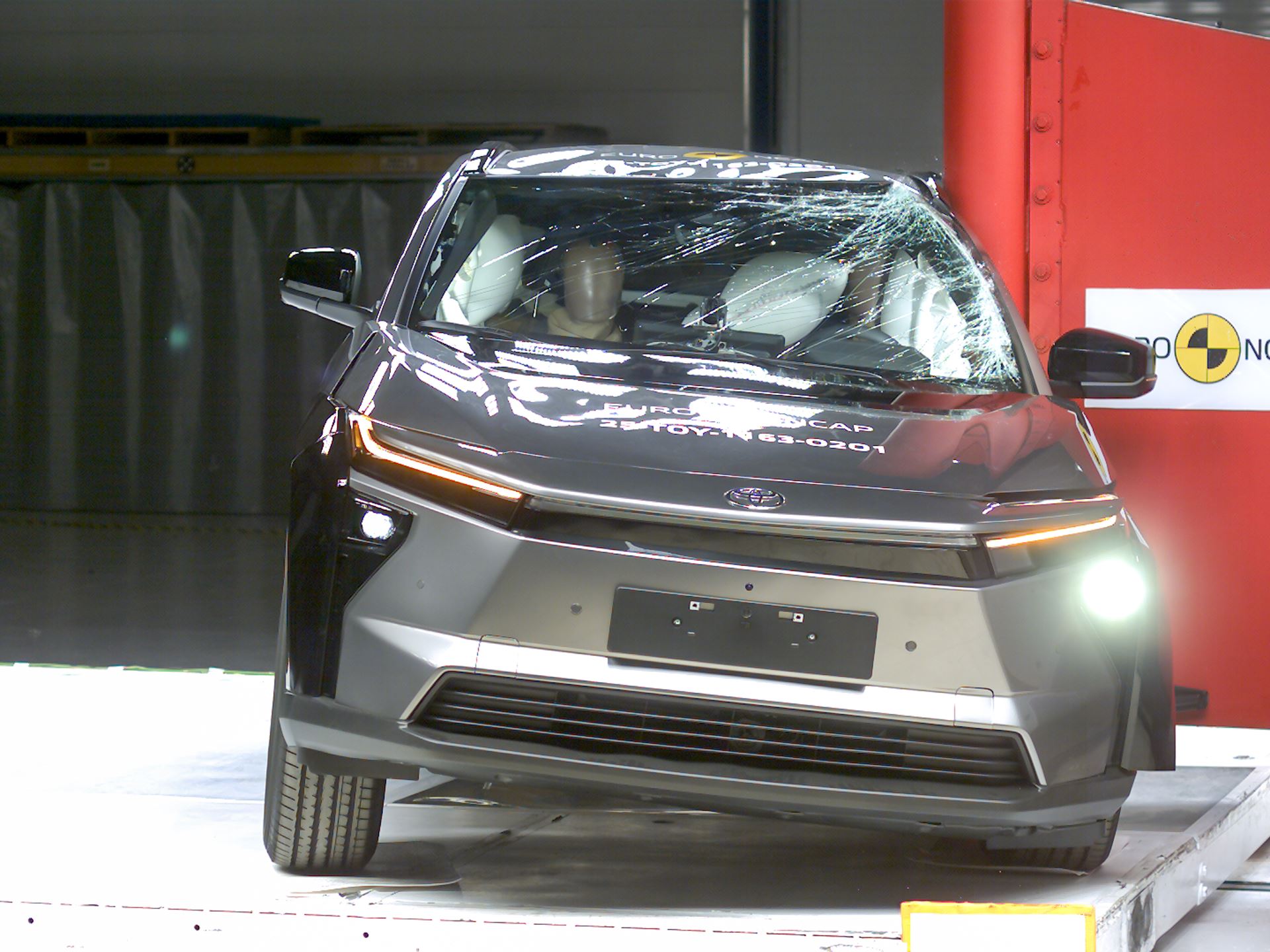 Toyota bZ4X Side Pole test 2025