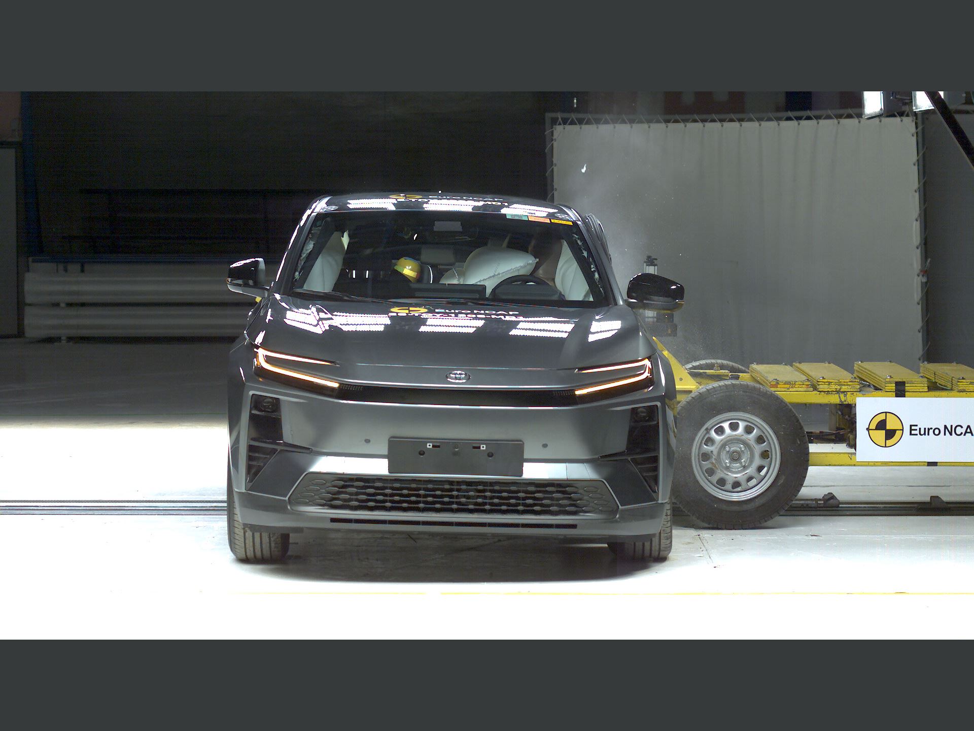 Toyota C HR Side Mobile Barrier test 2025