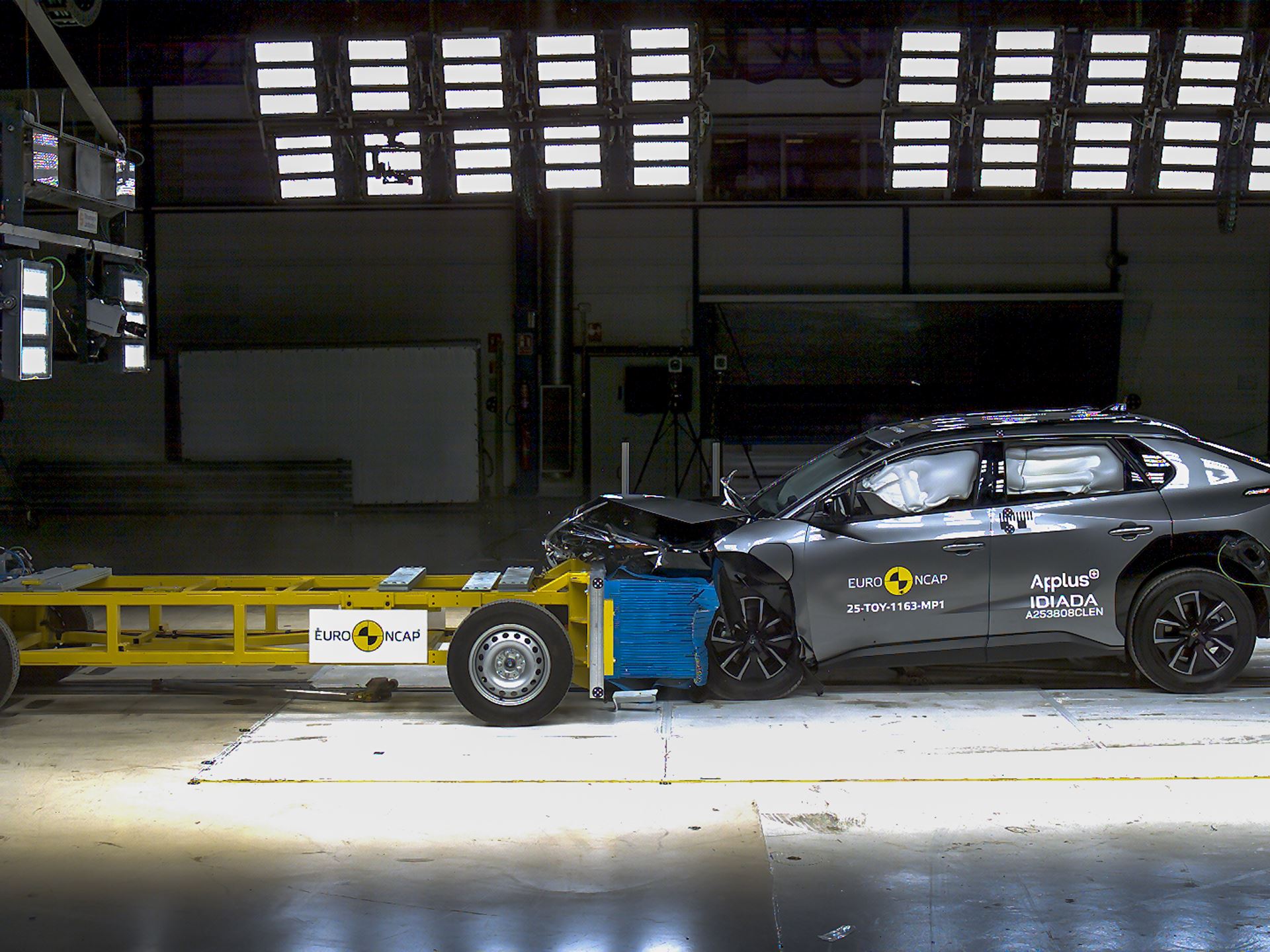 Toyota bZ4X Mobile Progressive Deformable Barrier test 2025