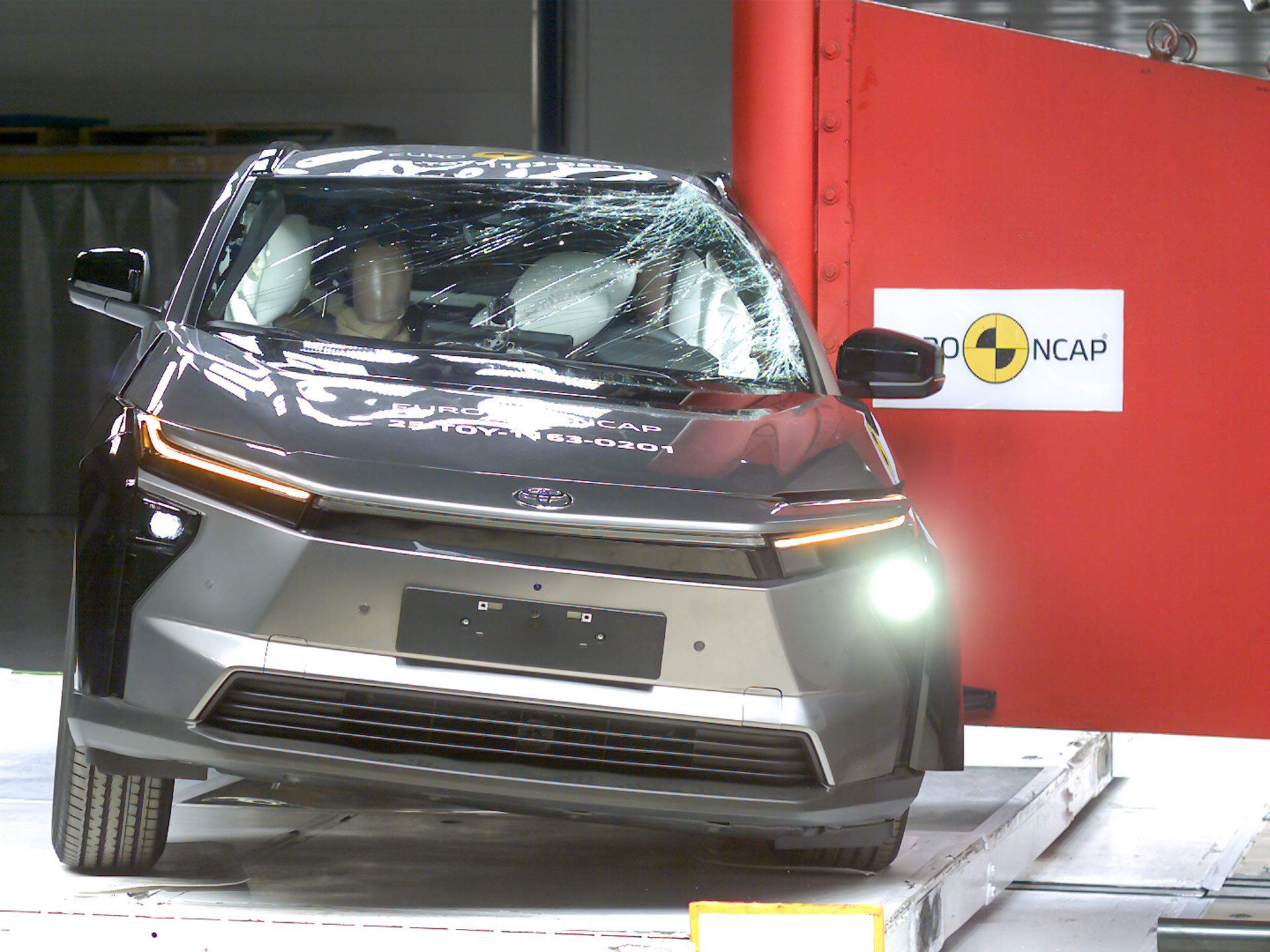 Toyota bZ4X Side Pole test 2025